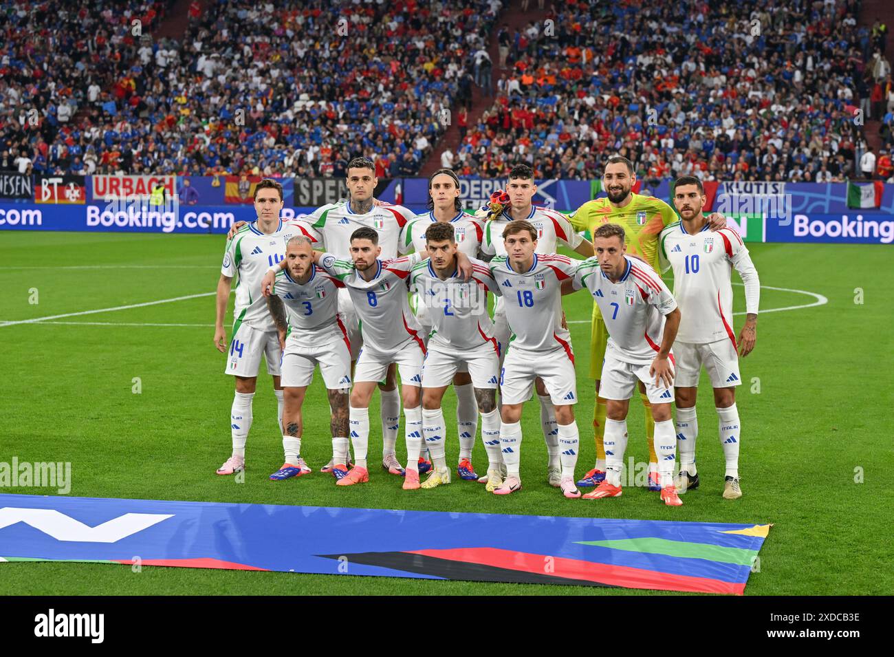 Giocatori d'Italia con Federico Chiesa (14) d'Italia, Alessandro bastoni (23) d'Italia, Riccardo Calafiori (5) d'Italia, Gianluca Scamacca (9) d'Italia, Gianluigi Donnarumma (1) d'Italia, Lorenzo Pellegrini (10) d'Italia, Federico Dimarco (3) d'Italia, Jorginho (Jorge Luiz Frello Filho Cavaliere OMRI) (8) d'Italia, Giovanni di Lorenzo (2) dell'Italia, Nicolo Barella (18) dell'Italia e Davide Frattesi (7) dell'Italia posano per una foto di squadra durante una partita di calcio tra le squadre nazionali di Spagna e Italia nella seconda giornata del girone B nella fase a gironi del torneo UEFA Euro 2024, il Foto Stock