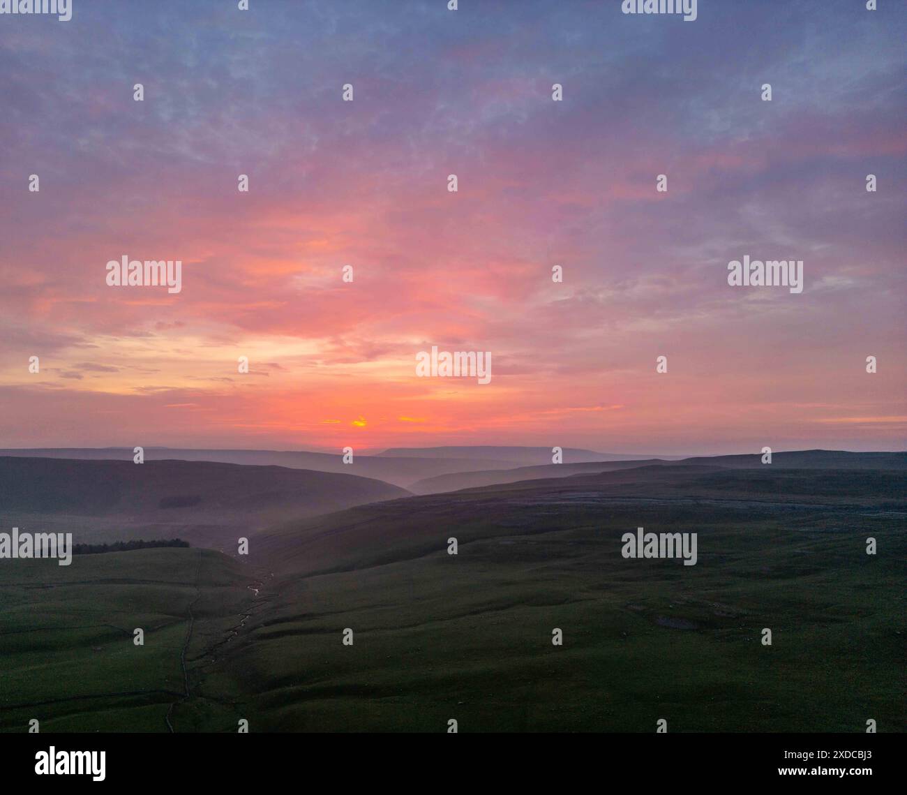 La vista aerea grandangolare cattura i colori del crepuscolo sulla tranquilla campagna di Arncliffe e la brughiera Foto Stock