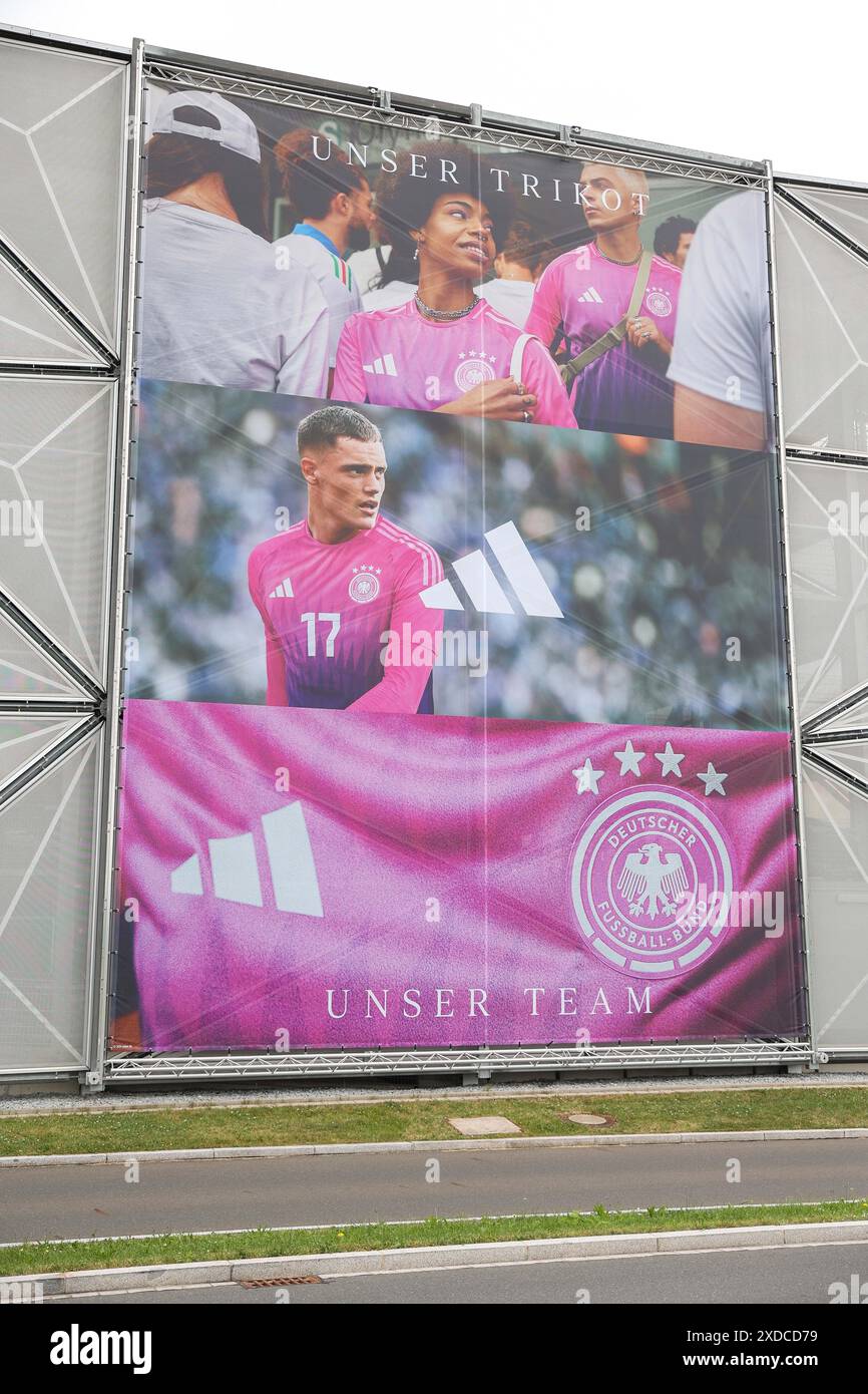 Herzogenaurach, Germania. 21 giugno 2024. Fussball UEFA EURO 2024 Training Deutschland am 21.06.2024 auf dem adidas-Campus a Herzogenaurach grosse adidas Werbung foto: Revierfoto credito: ddp media GmbH/Alamy Live News Foto Stock