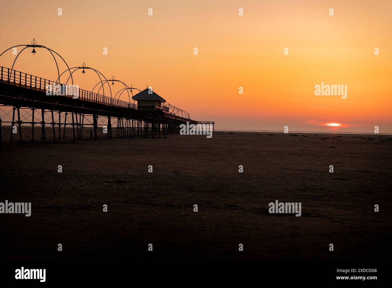 Molo e spiaggia di Southport quando la marea era fuori. Merseyside, Regno Unito. Southport Pier è il secondo molo più lungo del Regno Unito. Foto Stock