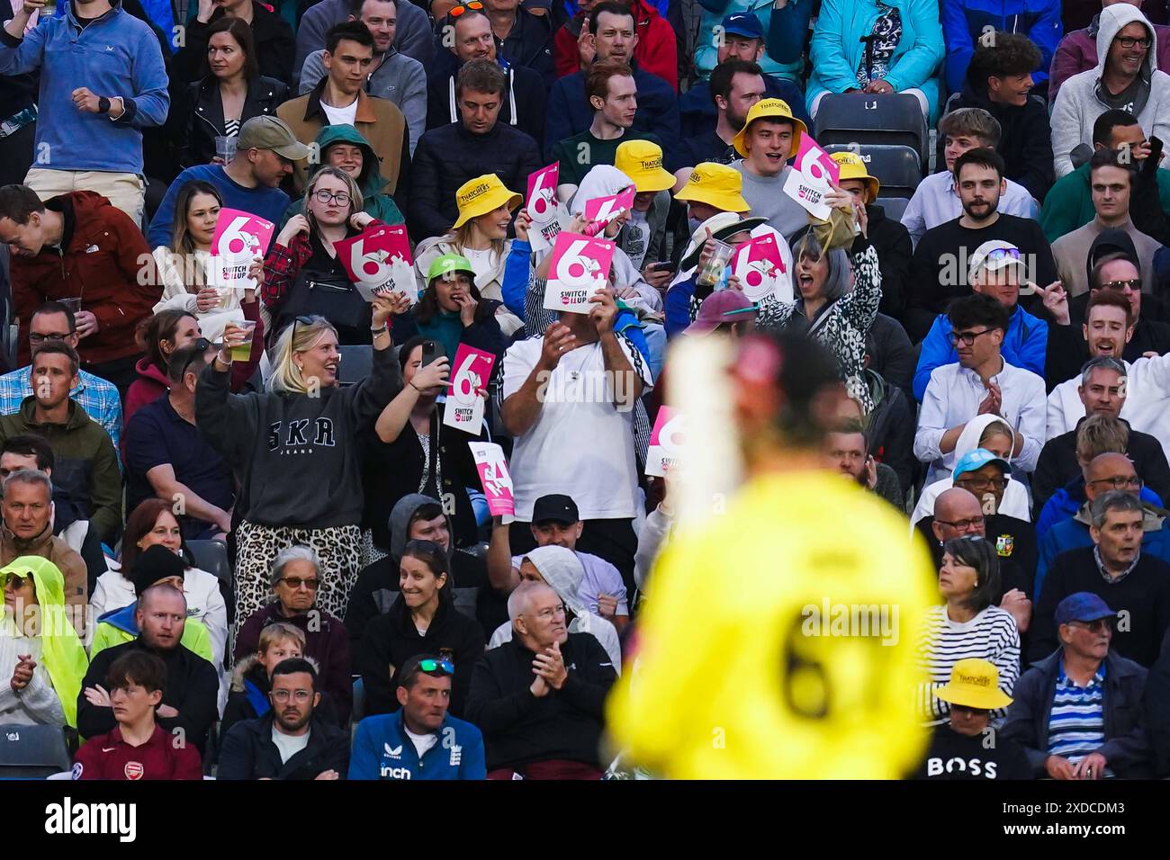 Bristol, Regno Unito, 21 giugno 2024. I tifosi del Gloucestershire reggono sei carte mentre l'Ollie Price del Gloucestershire batte durante il Vitality Blast match T20 tra Gloucestershire e Somerset. Crediti: Robbie Stephenson/Gloucestershire Cricket/Alamy Live News Foto Stock