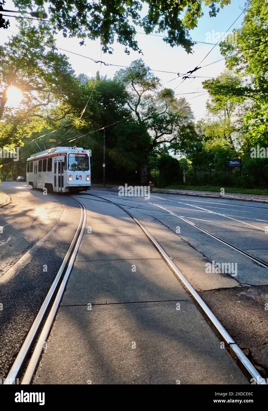 Il tram della Route 36 si dirige verso il sud-ovest di Philadelphia durante la corsa mattutina. Foto Stock