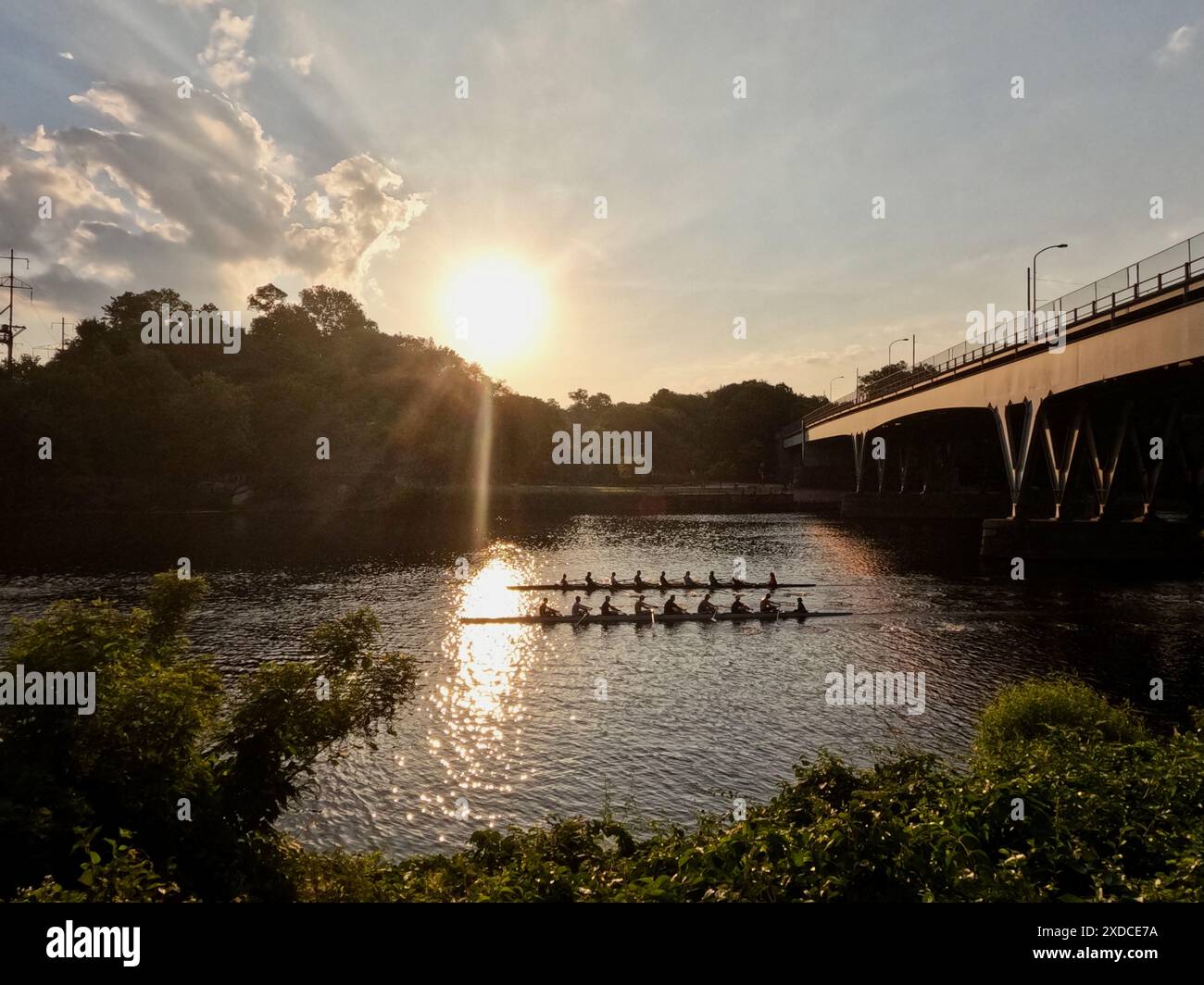 Le squadre di otto persone corrono a nord lungo il fiume Schuylkill vicino al ponte di Girard Avenue. Foto Stock