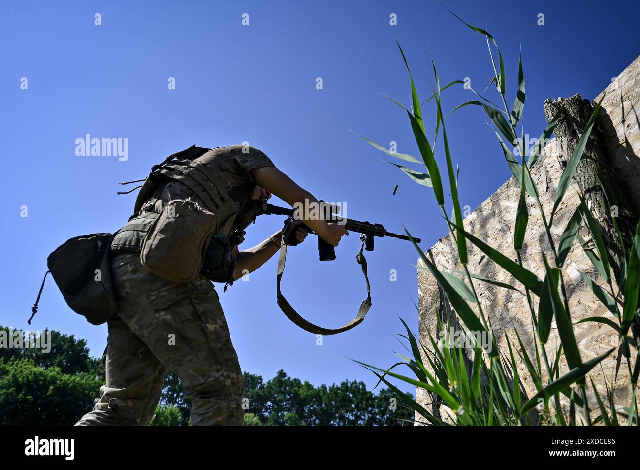 ZAPORIZHZHIA REGIONE, UCRAINA - 18 GIUGNO 2024 - Un soldato di un'unità di ricognizione della 128a brigata d'assalto di montagna separata della regione di Zakarpattia partecipa a una sessione di addestramento al fuoco, regione di Zaporizhzhia, Ucraina orientale Foto Stock