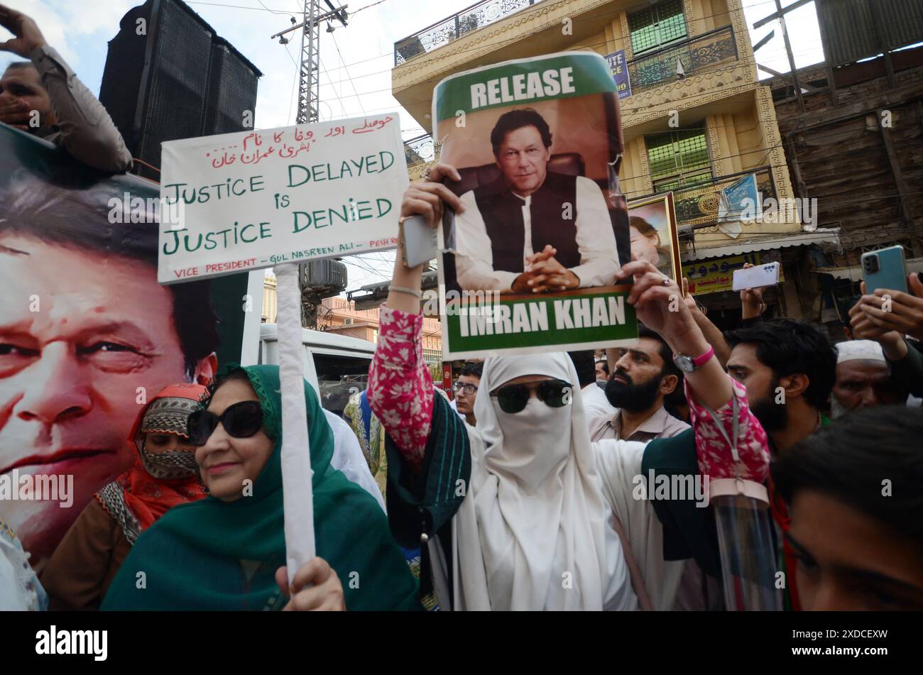 Peshawar, Peshawar, Pakistan. 21 giugno 2024. I sostenitori del PTI si radunano per il rilascio dell'ex primo ministro Imran Khan a Peshawar. I sostenitori del partito Tehreek-e-Insaf (PTI) pakistano ritratti del fondatore del partito e condannato l'ex primo ministro Imran Khan mentre assistono a una protesta per chiedere il suo rilascio, a Peshawar, Pakistan, 21 giugno 2024. Un tribunale pakistano il 3 giugno ribaltò la condanna di Khan in un caso relativo alla fuga di segreti ufficiali, anche se rimane in prigione in un altro caso. Anche il suo stretto aiutante Shah Mahmood Qureshi, ex ministro degli Esteri, fu esonerato nel caso riguardante An Foto Stock