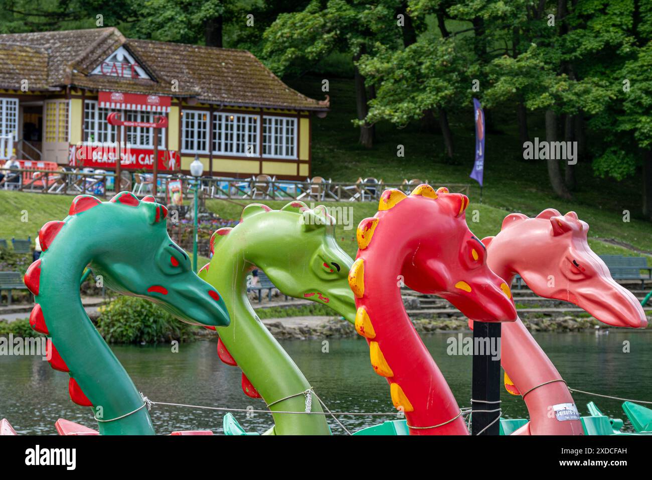 Teste dei pedalò a tema drago sul lago Peasholm Park, Scarborough Yorkshire Foto Stock