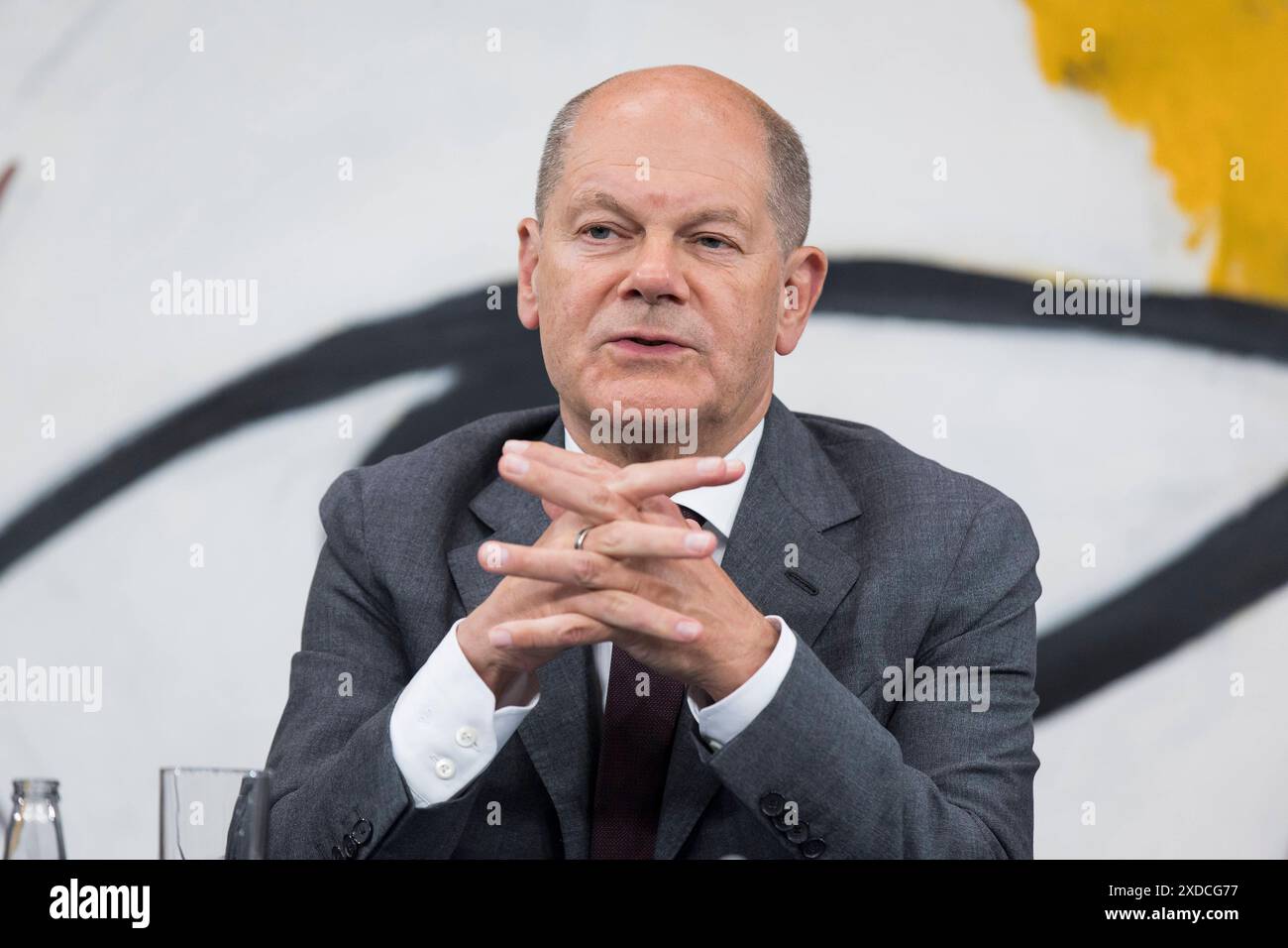 Ministerpräsidentenkonferenz, PK im Bundeskanzleramt, Berlino, 20.06.2024 Olaf Scholz Bundeskanzler der Bundesrepublik Deutschland, SPD bei einer Pressekonferenz nach der Ministerpräsidentenkonferenz mit den Regierungschefinnen und Regierungschefs der Länder im Bundeskanzleramt, Berlino, 20.06.2024 Berlin Bundeskanzleramt *** Conferenza dei presidenti dei ministri, Conferenza stampa presso la Cancelleria federale, Berlino, Berlino, 20 06 2024 Olaf Scholz Cancelliere federale della Repubblica federale di Germania, SPD in una conferenza stampa dopo la Conferenza dei presidenti dei ministri con i capi di governo del federale Foto Stock