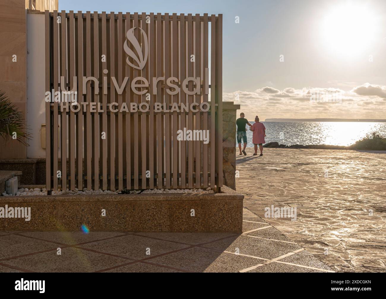 Colonia de Sant Jordi, Spagna; 13 giugno 2024: Facciata principale dell'hotel Universal Cabo Blanco nell'area turistica di Maiorca di Colonia de Sant Jordi a S. Foto Stock