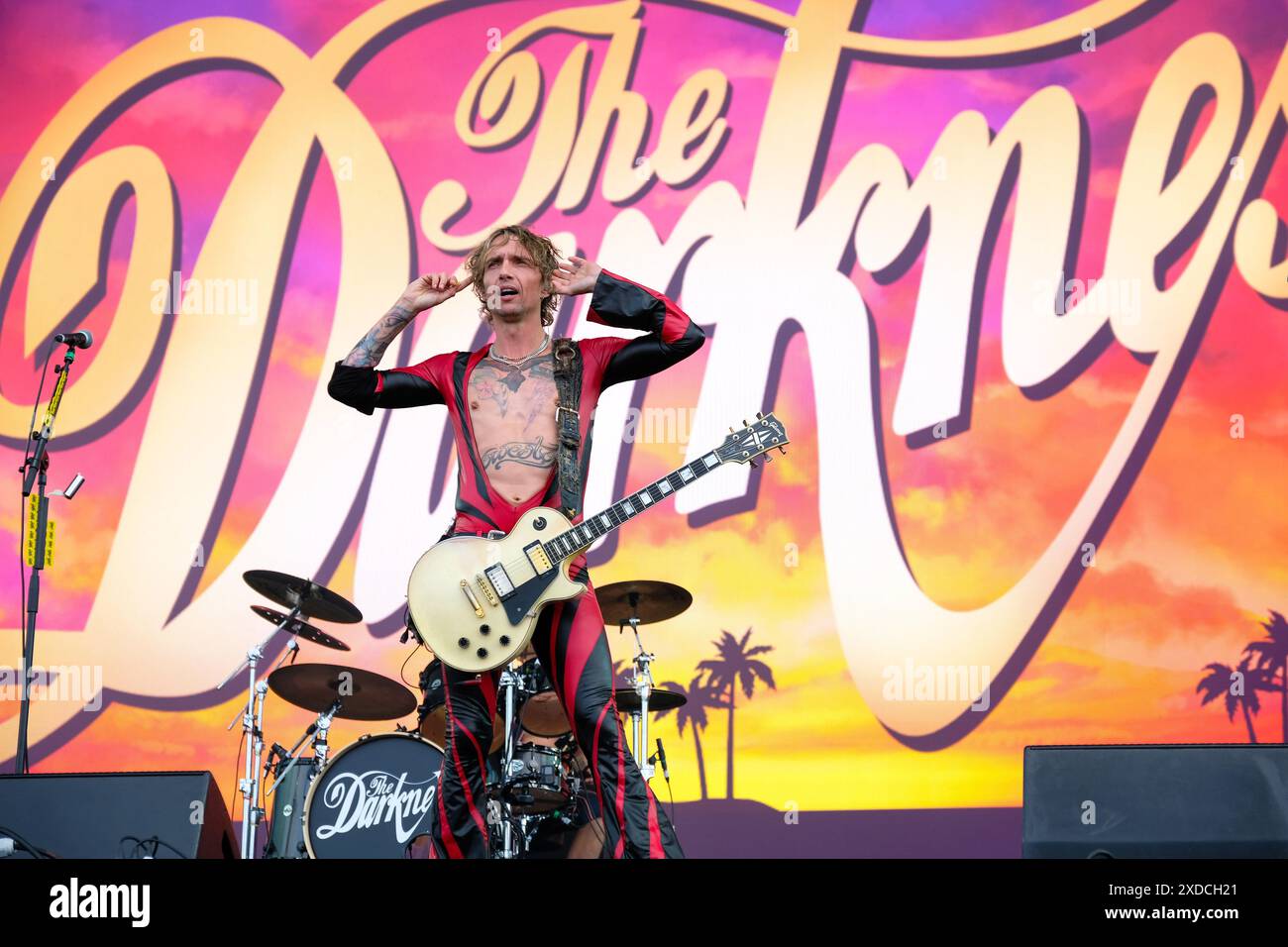Newport, Regno Unito. 21 giugno 2024. Justin Hawkins, cantante e chitarrista solista della band glam rock britannica The Darkness, che si esibisce dal vivo sul palco dell'Isle of Wight Festival. (Foto di Dawn Fletcher-Park/SOPA Images/Sipa USA) credito: SIPA USA/Alamy Live News Foto Stock