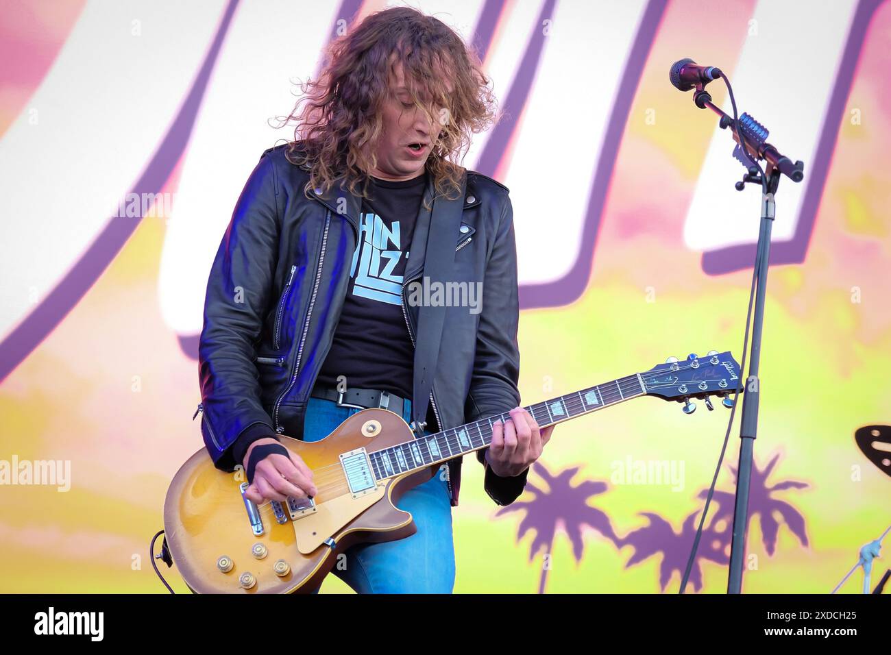 Newport, Regno Unito. 21 giugno 2024. Dan Hawkins, chitarrista ritmico del gruppo glam rock britannico The Darkness, che si esibisce dal vivo sul palco dell'Isle of Wight Festival. (Foto di Dawn Fletcher-Park/SOPA Images/Sipa USA) credito: SIPA USA/Alamy Live News Foto Stock