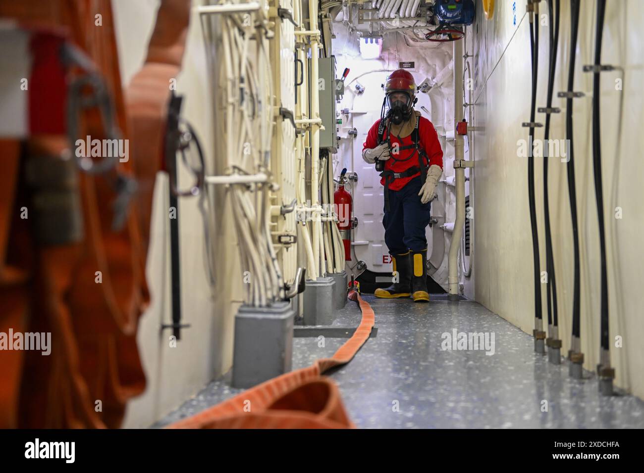 Colin Lucas, sottufficiale della Guardia Costiera degli Stati Uniti di terza classe, stabilisce i confini durante un'esercitazione a bordo della USCGC Kimball (WMSL 756). L'equipaggio conduce spesso esercitazioni sia in corso che in porto per garantire la propria disponibilità a rispondere alle emergenze reali. Kimball fornisce copertura di ricerca e salvataggio e conduce risorse marine viventi e contrasta le operazioni di pesca illegali non dichiarate e non regolamentate durante il pattugliamento del Mare di Bering. Foto Stock