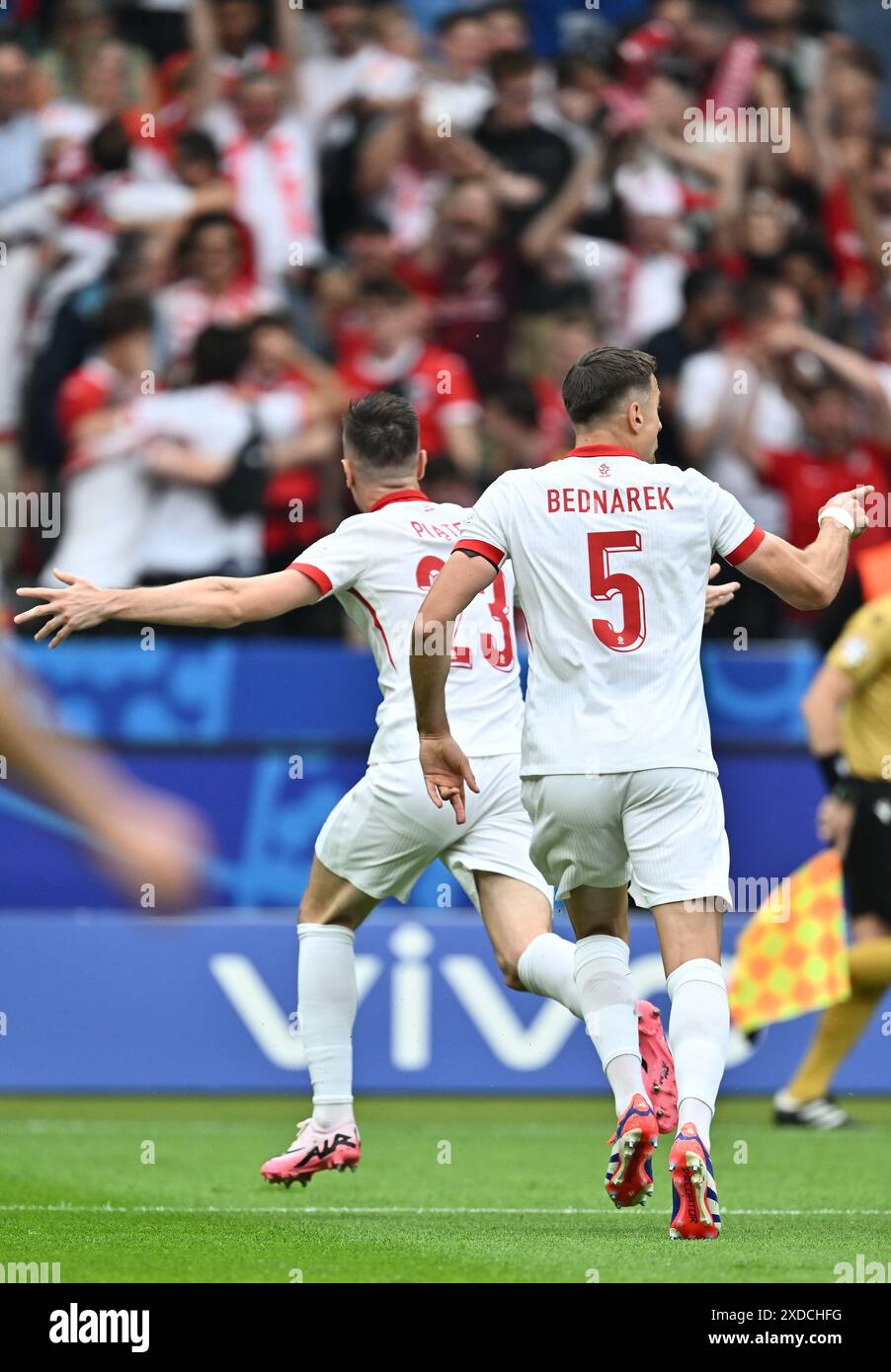 BERLINO, GERMANIA - 21 GIUGNO: La Polonia Krzysztof Piatek festeggia con Jan Bednarek dopo aver segnato il primo gol per la sua squadra durante la UEFA EURO 20 Foto Stock