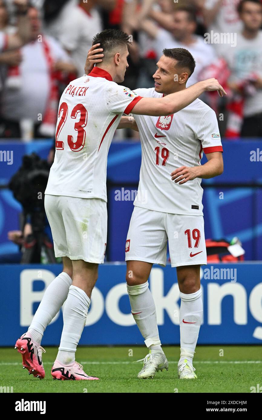 BERLINO, GERMANIA - 21 GIUGNO: La Polonia Krzysztof Piatek festeggia con Przemysław Frankowski dopo aver segnato il primo gol per la sua squadra durante l'UEF Foto Stock