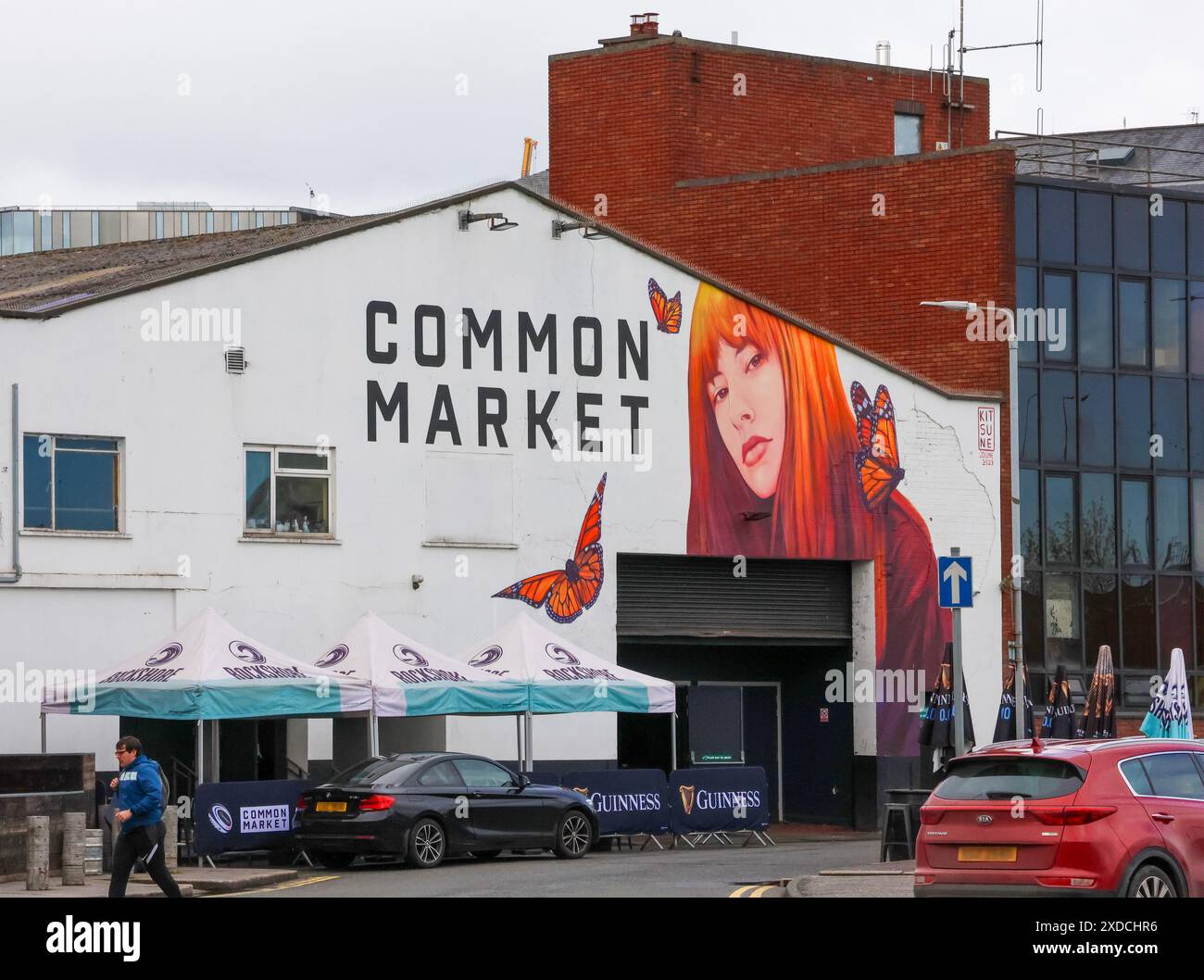 Street food Market Belfast Common Market, luogo di ritrovo per bevande alimentari, quartiere della cattedrale di Belfast Foto Stock