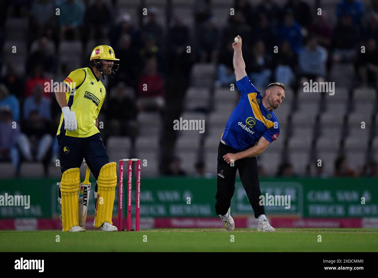Southampton, Regno Unito. 21 giugno 2024.Danny Lamb dei Sussex Sharks bowling durante il Vitality Blast match tra Hampshire Hawks e Sussex Sharks all'Utilita Bowl. Crediti: Dave Vokes/Alamy Live News Foto Stock