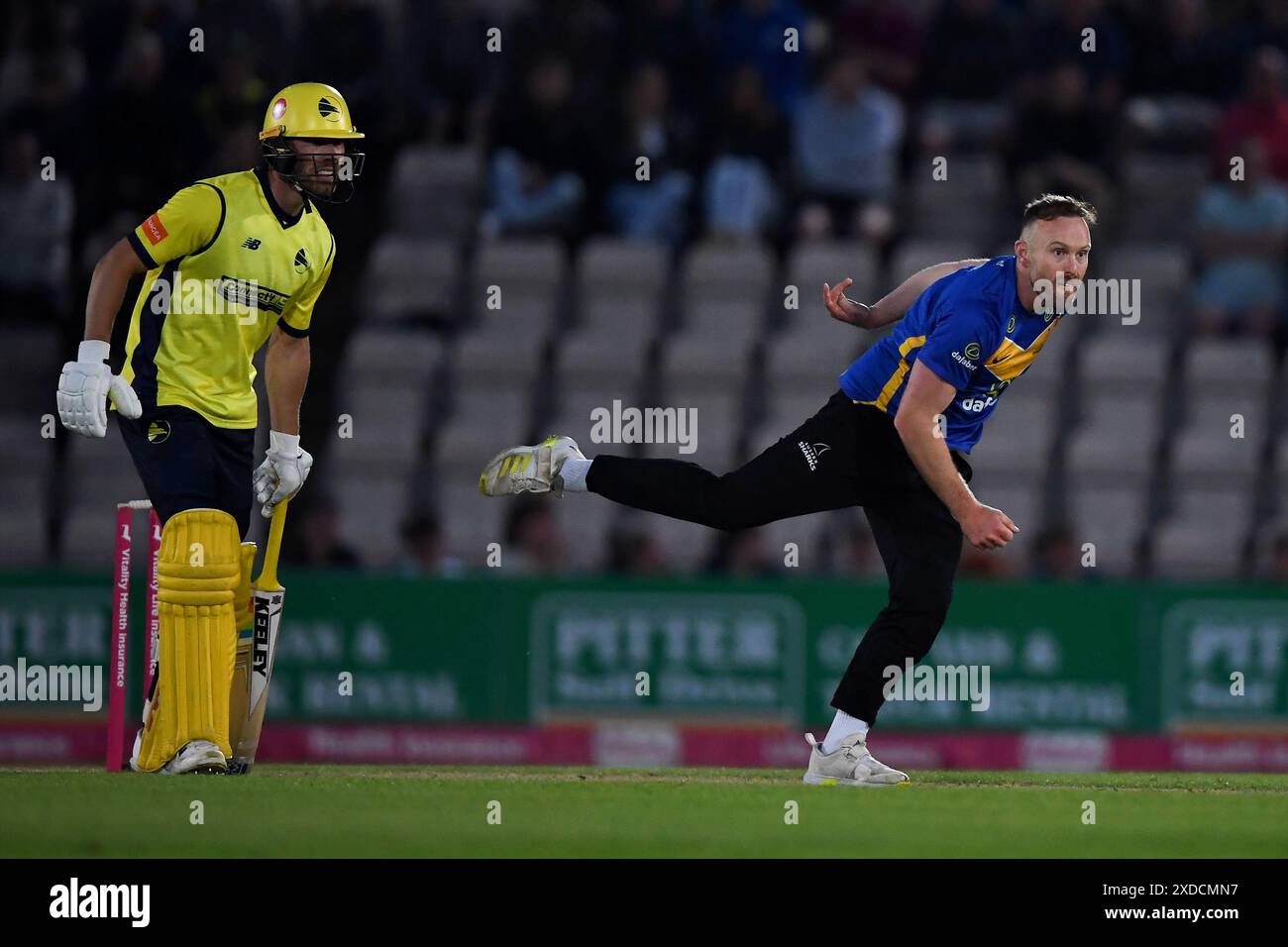 Southampton, Regno Unito. 21 giugno 2024.Danny Lamb dei Sussex Sharks bowling durante il Vitality Blast match tra Hampshire Hawks e Sussex Sharks all'Utilita Bowl. Crediti: Dave Vokes/Alamy Live News Foto Stock