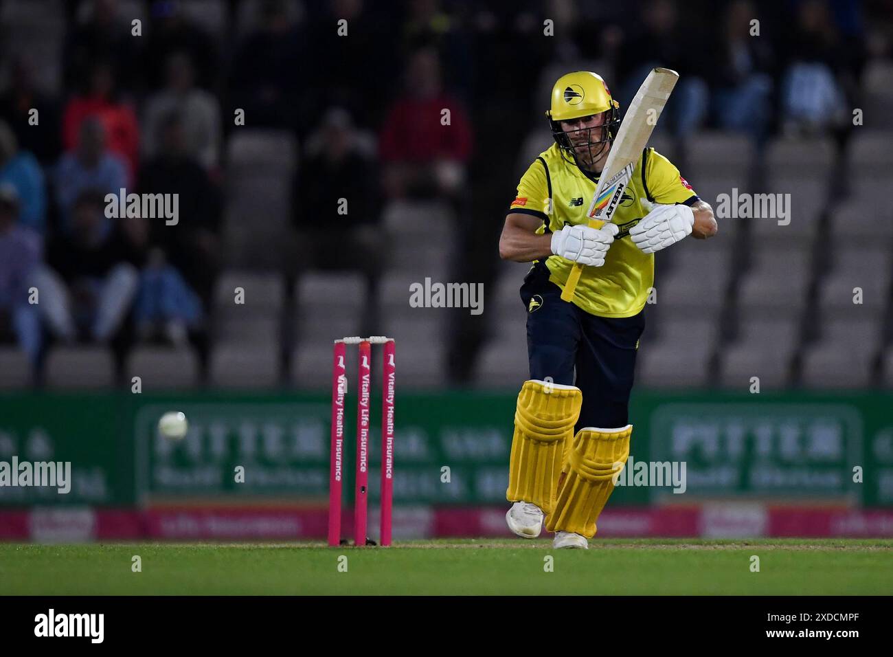 Southampton, Regno Unito. 21 giugno 2024. Joe Weatherley degli Hampshire Hawks batté durante il Vitality Blast match tra Hampshire Hawks e Sussex Sharks all'Utilita Bowl. Crediti: Dave Vokes/Alamy Live News Foto Stock