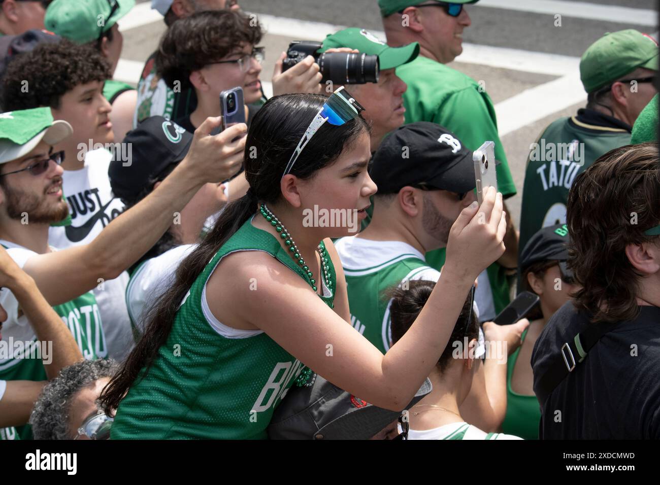 Boston, Massachusetts, USA 21 giugno 2024 il Boston Celtics Rolling Rally per le strade di Boston per celebrare i Celtics che hanno vinto le finali NBA per la diciottesima volta. Oltre un milione di persone si sono allineate lungo il percorso della sfilata per esultare mentre i Celtici li hanno superati sulle Duck Boats. ( Rick Friedman ) Foto Stock