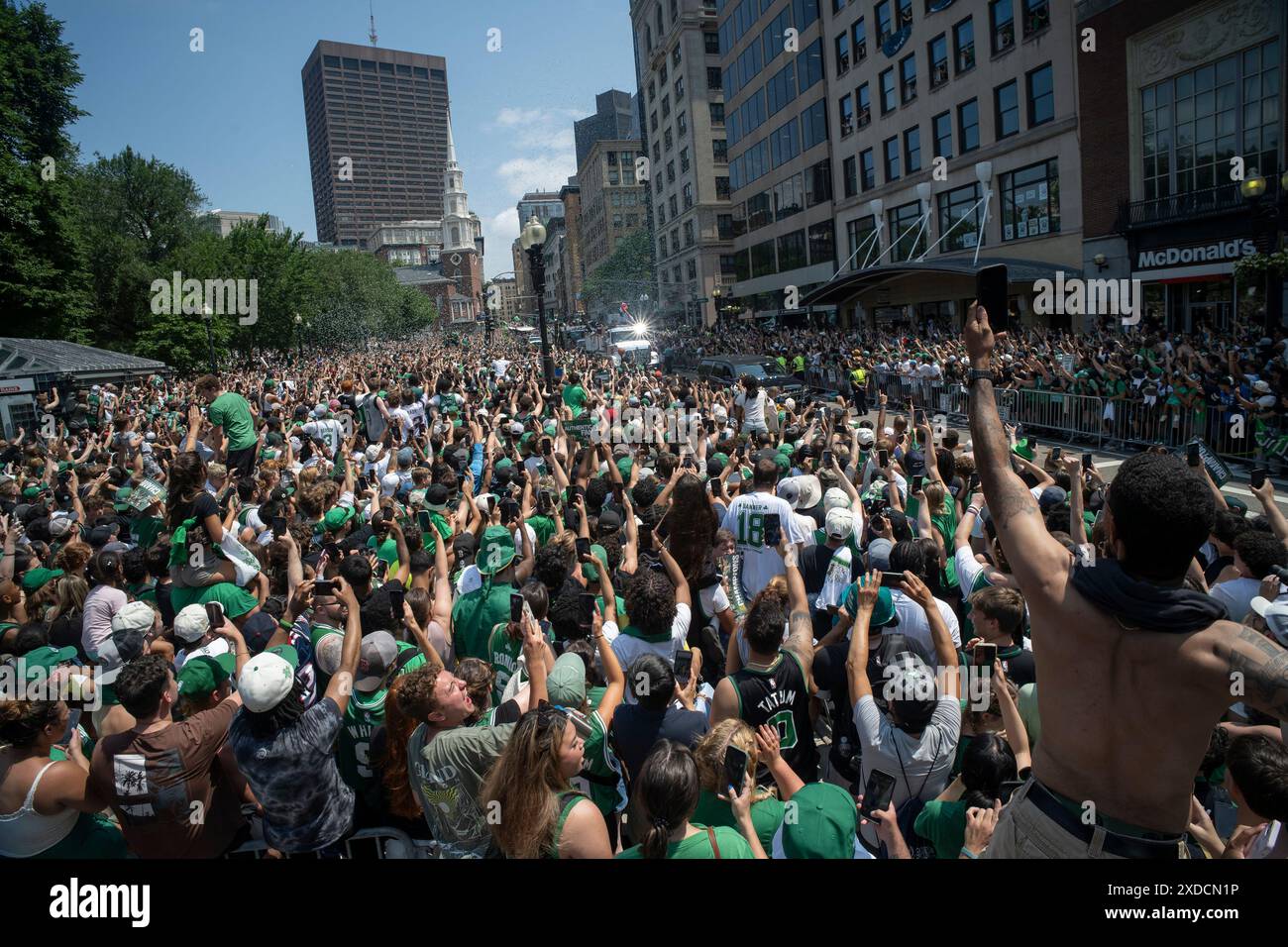 Boston, Massachusetts, USA 21 giugno 2024 il Boston Celtics Rolling Rally per le strade di Boston per celebrare i Celtics che hanno vinto le finali NBA per la diciottesima volta. Oltre un milione di persone si sono allineate lungo il percorso della sfilata per esultare mentre i Celtici li hanno superati sulle Duck Boats. ( Rick Friedman ) Foto Stock