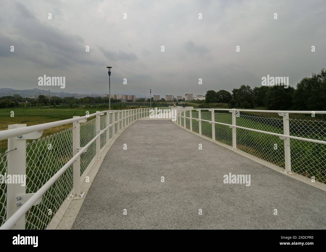 Il passaggio pedonale recentemente inaugurato che collega i quartieri di Boccaleone con Colognola attraversa l'asse interurbano nella zona più trafficata Foto Stock