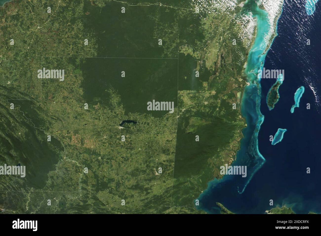 Australia. 11 febbraio 2024. La Selva Maya, o foresta Maya, si estende per 150.000 chilometri quadrati (60.000 miglia quadrate), circa delle dimensioni dello stato americano dell'Illinois, attraverso parti del Messico sud-orientale, del Guatemala settentrionale e del Belize. È la più grande foresta pluviale tropicale della Mesoamerica, seconda solo all'Amazzonia nelle Americhe. Sede di centinaia di migliaia di persone, innumerevoli siti archeologici e migliaia di specie vegetali e animali, la foresta è ricca di storia umana e biodiversità. Tuttavia, la Selva Maya sta cambiando. I dati satellitari mostrano che, come l'Amazzonia, grandi sezioni di t Foto Stock