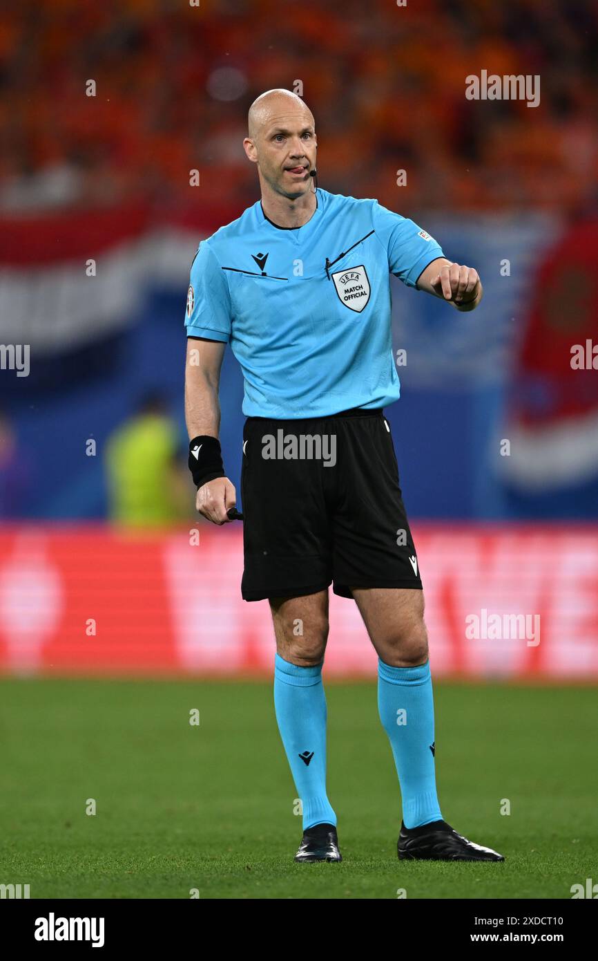 Anthony Taylor (arbitro) durante la partita UEFA Euro Germany 2024 tra i Paesi Bassi 0-0 Francia allo Stadio di Lipsia il 21 giugno 2024 a Lipsia, Germania. Crediti: Maurizio Borsari/AFLO/Alamy Live News Foto Stock