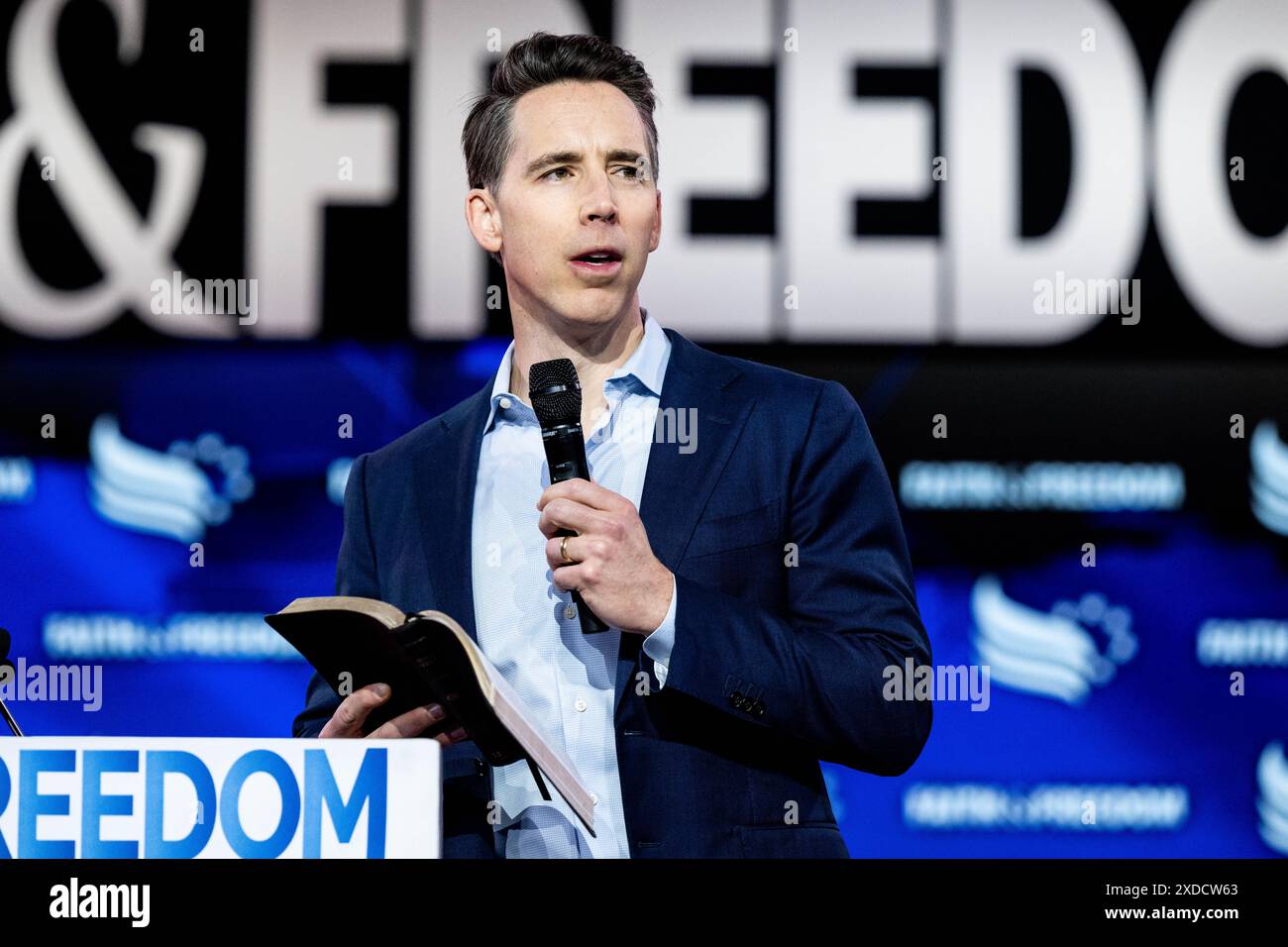 Washington, Stati Uniti. 21 giugno 2024. Il senatore degli Stati Uniti Josh Hawley (R-MO) tiene una bibbia mentre parla alla Conferenza Road to Majority della Faith & Freedom Coalition del 2024 tenutasi al Washington Hilton di Washington, DC Credit: SOPA Images Limited/Alamy Live News Foto Stock