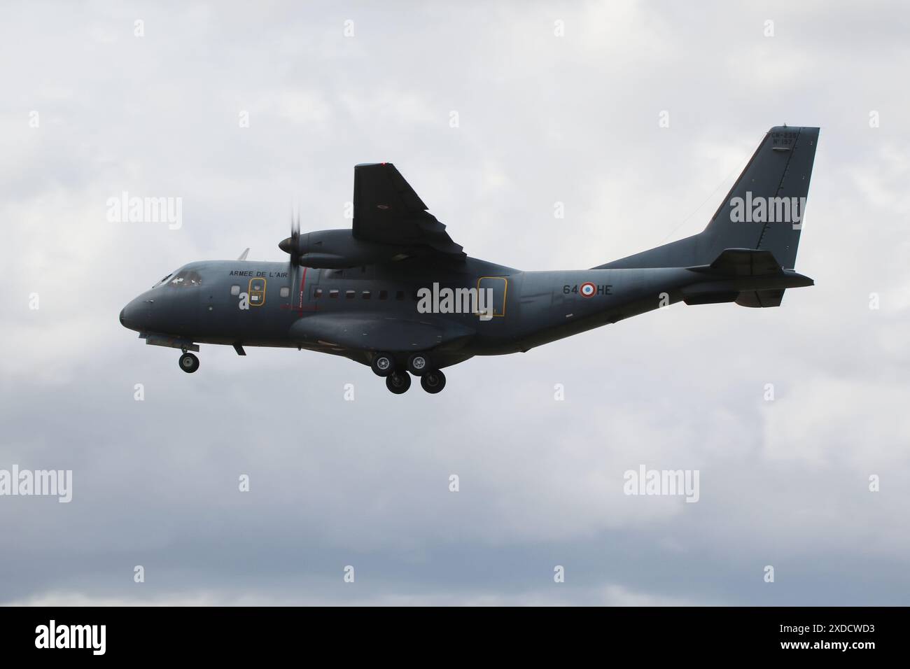 197(64-HE), una CASA CN-235 gestita dalla French Air and Space Force, arrivando alla RAF Fairford nel Gloucestershire, Inghilterra per partecipare al Royal International Air Tattoo 2023 (RIAT23). Foto Stock