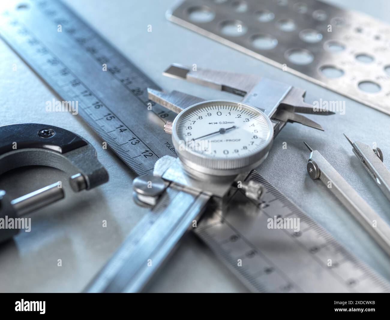 Vari strumenti utilizzati per il controllo qualità e la progettazione nella produzione ingegneristica. Foto Stock