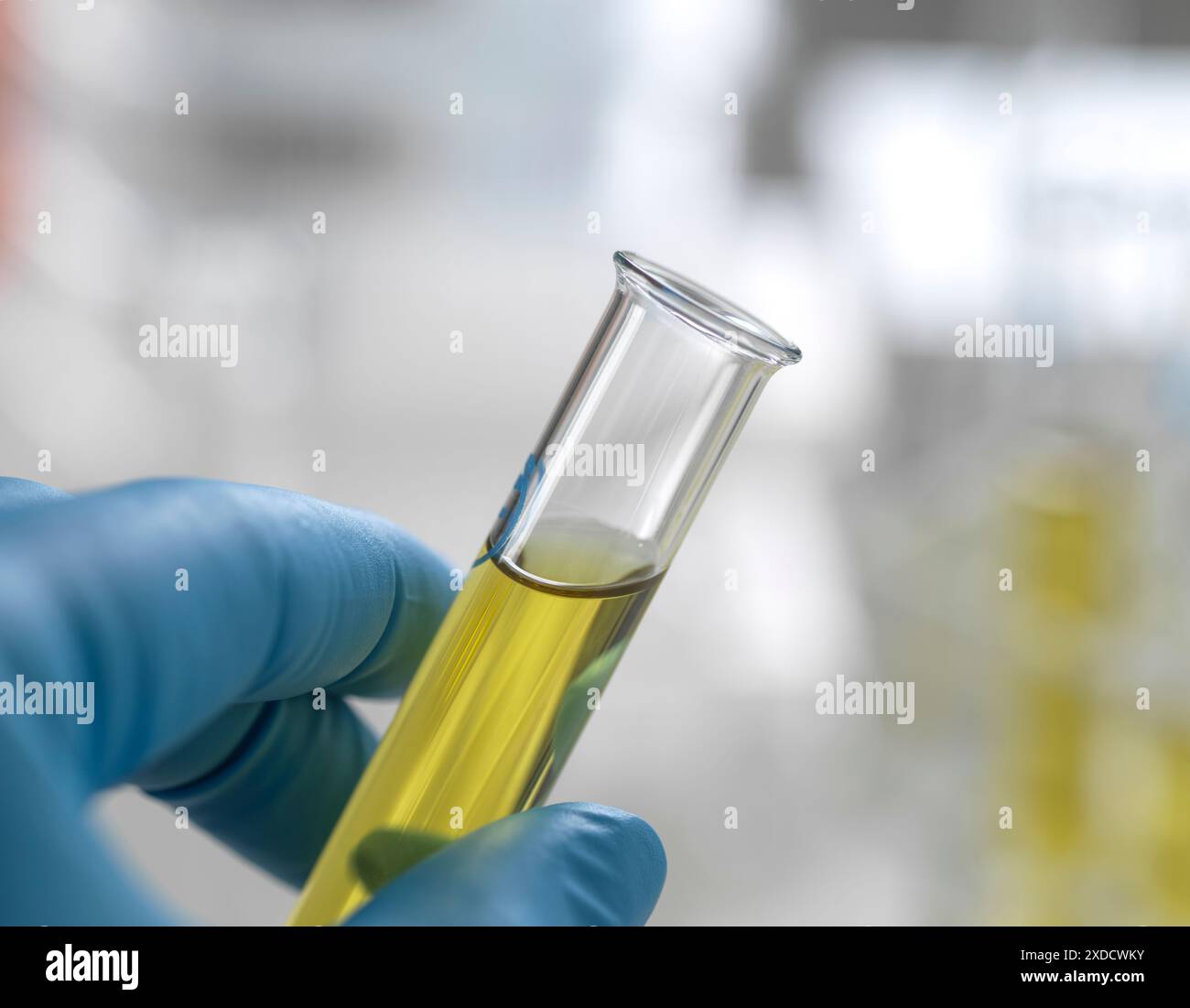 Immagine concettuale di una provetta contenente una nuova formula di olio e lubrificante in fase di sviluppo in laboratorio. Foto Stock