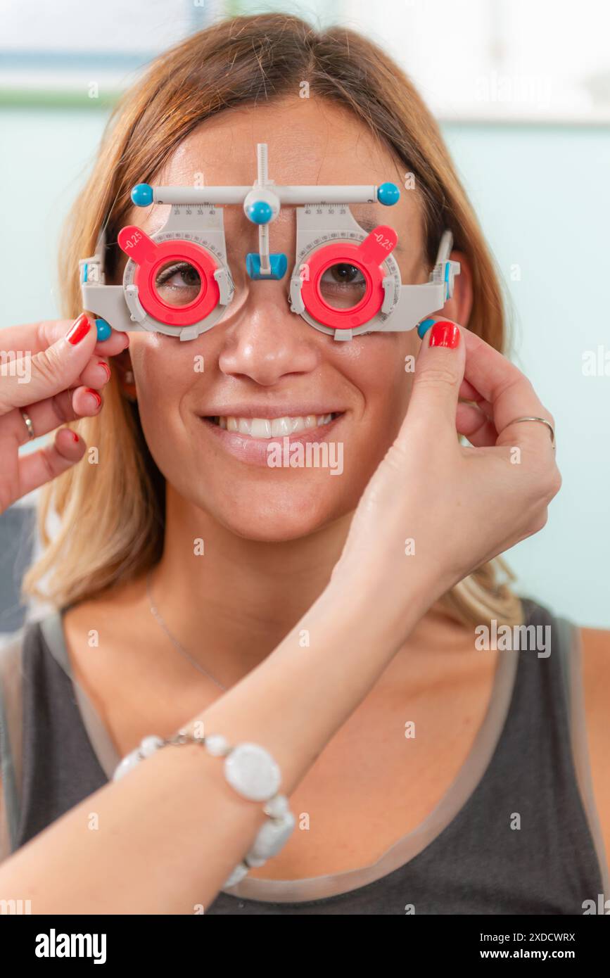 Esame oculare di precisione utilizzando un grafico visivo in oftalmologia, oftalmologico, garantendo una valutazione accurata della vista e la salute degli occhi. Foto Stock