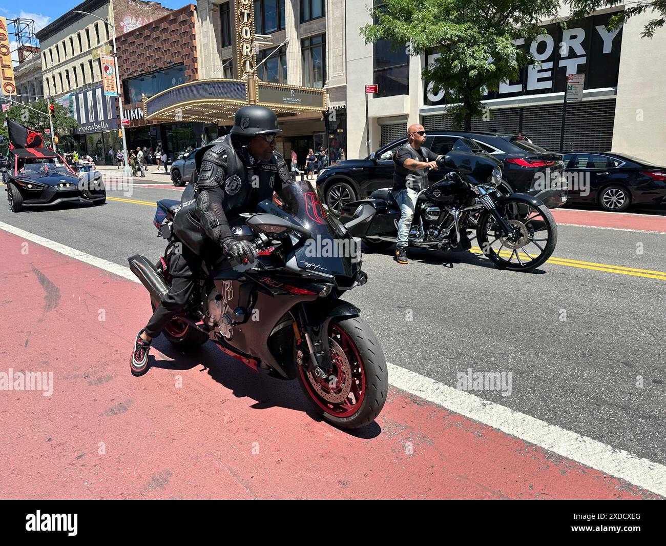 New York, N.Y. - 15 giugno 2024: I membri del club motociclistico partecipano alla 31a edizione annuale della Harlem Juneteenth Celebration Parade, organizzata da Masjid Malcom Shabazz. Juneteenth è una festa federale che commercializza la fine della schiavitù negli Stati Uniti il 19 giugno 1865, quando il maggior generale Gordon Granger ordinò l'applicazione definitiva del proclama di emancipazione in Texas alla fine della guerra civile americana. Foto Stock