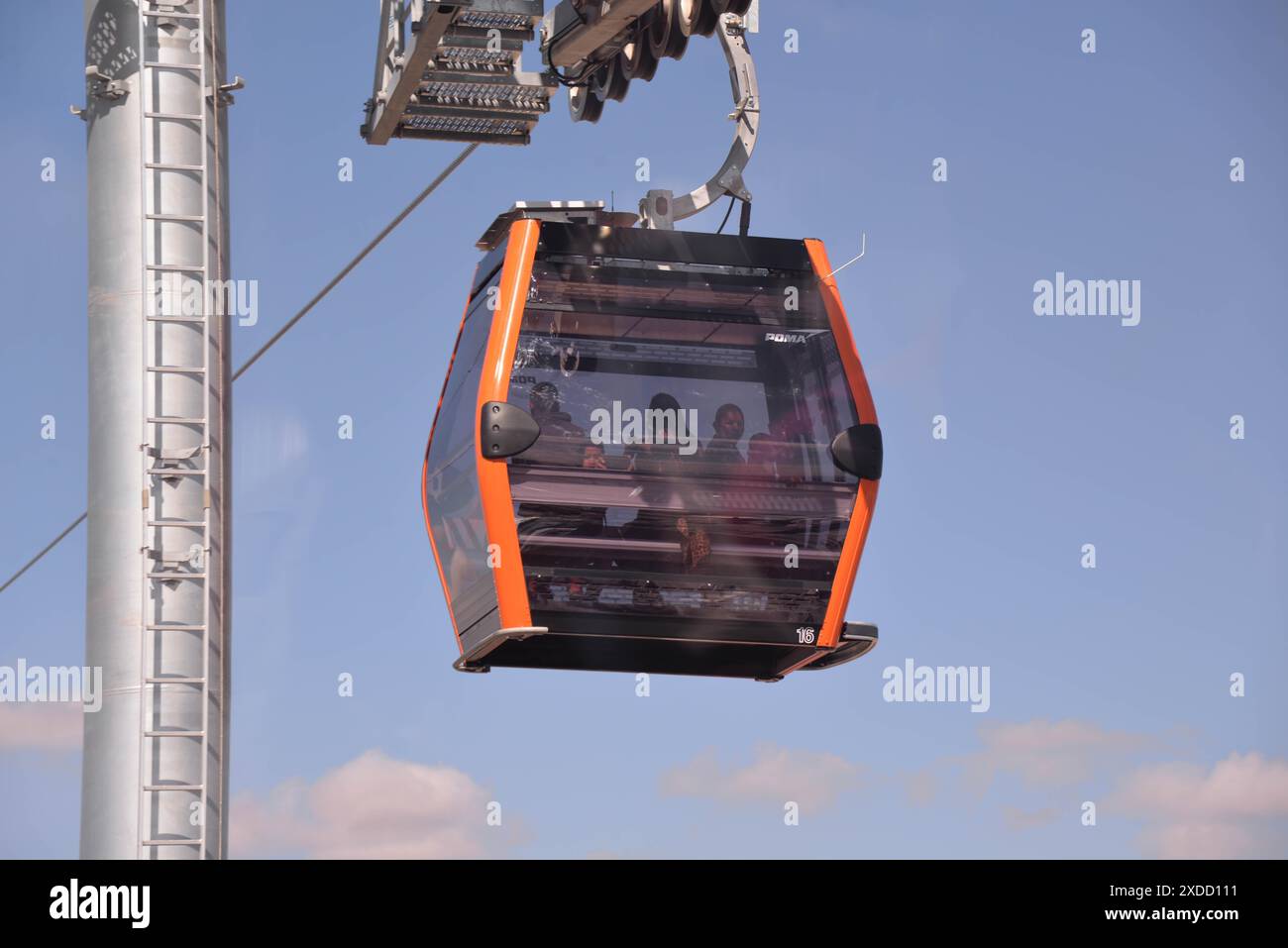 Antananarivo, Madagascar. 21 giugno 2024. Le funivie che trasportano il primo lotto di passeggeri sono in prova ad Antananarivo, Madagascar, 21 giugno 2024. Le funivie di Antananarivo hanno iniziato una prova venerdì. Crediti: Sitraka Rajaonarison/Xinhua/Alamy Live News Foto Stock