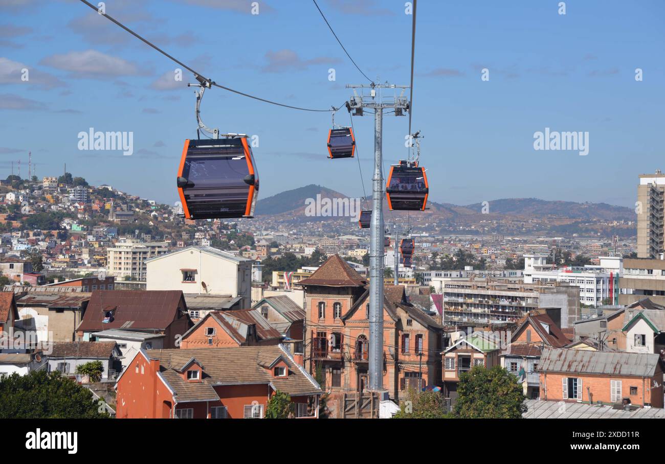 Antananarivo, Madagascar. 21 giugno 2024. Le funivie che trasportano il primo lotto di passeggeri sono in prova ad Antananarivo, Madagascar, 21 giugno 2024. Le funivie di Antananarivo hanno iniziato una prova venerdì. Crediti: Sitraka Rajaonarison/Xinhua/Alamy Live News Foto Stock
