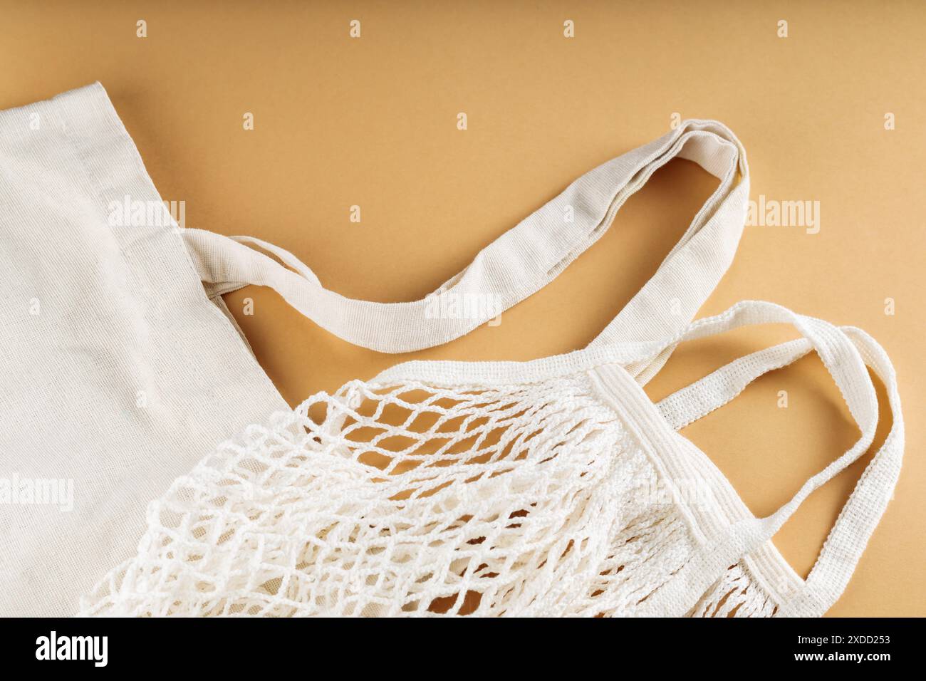 Borse con corde e sacchetti in cotone per consumatori eco-attenti, concetto di sostenibilità Foto Stock