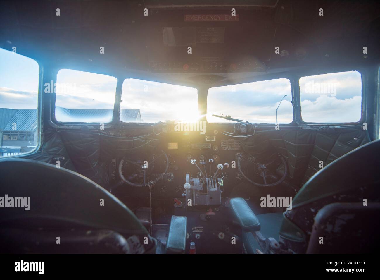 Cabina di pilotaggio di un vecchio aereo Foto Stock