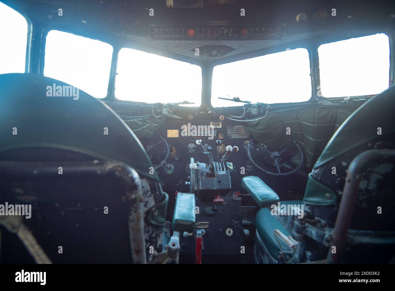 Cabina di pilotaggio di un vecchio aereo Foto Stock
