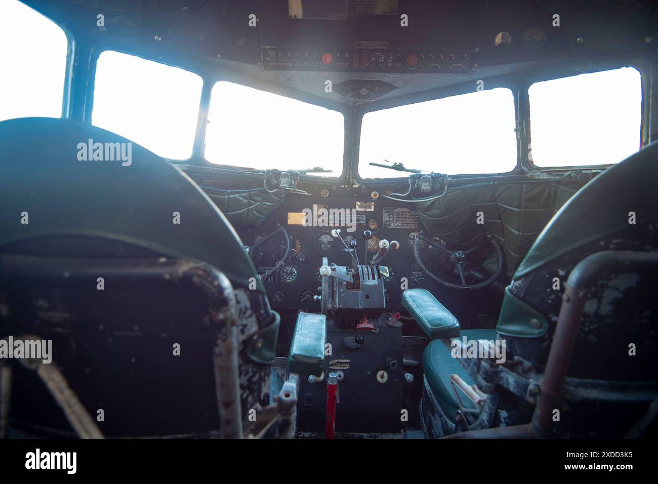 Cabina di pilotaggio di un vecchio aereo Foto Stock