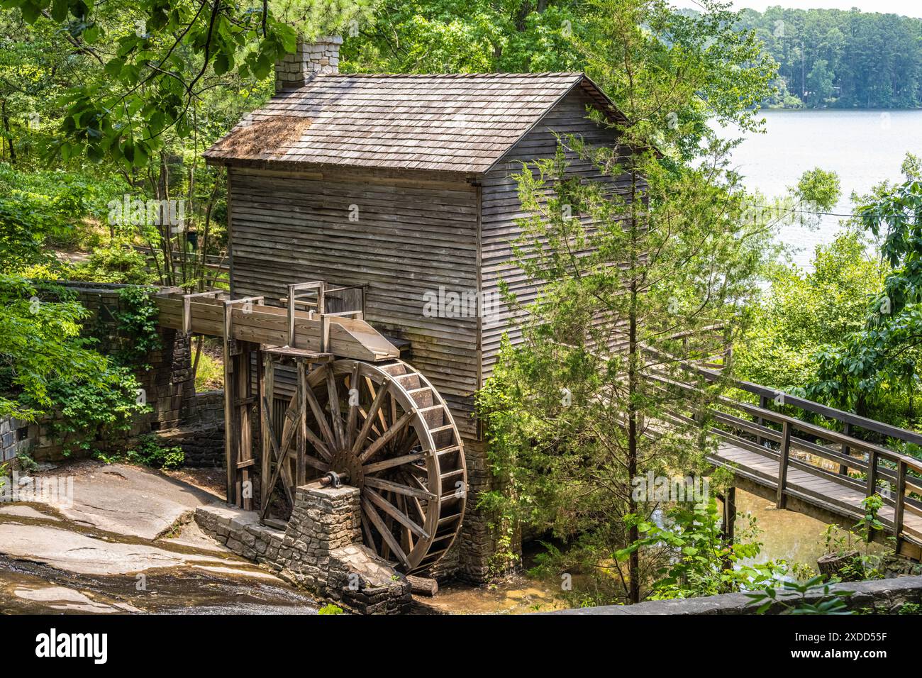 Panoramica Old Grist Mill con ruota panoramica attiva al parco Stone Mountain di Atlanta, Georgia. (STATI UNITI) Foto Stock