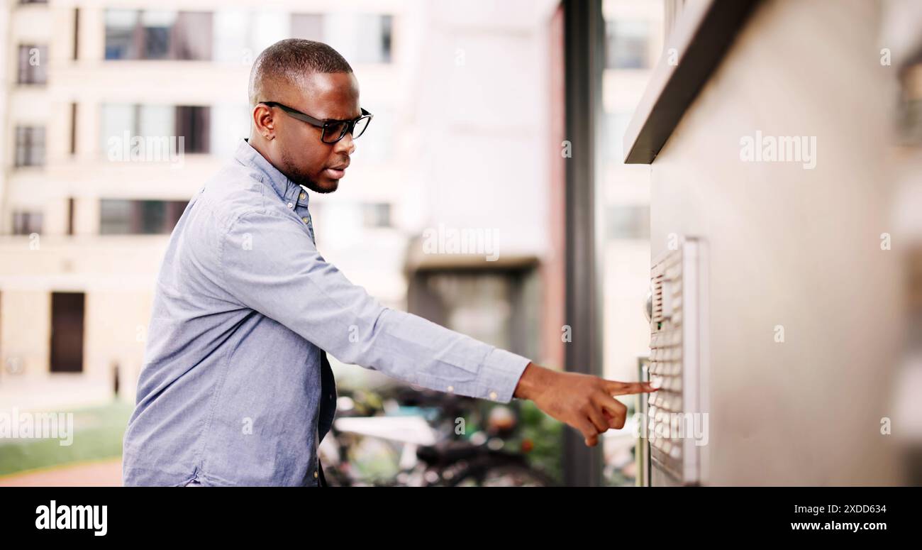 Un uomo d'affari che deve affrontare il sequestro di beni in qualità di agente di polizia applica un'azione legale alla porta di casa sua, suscitando riflessioni sulla conformità e sul recupero finanziario. Foto Stock