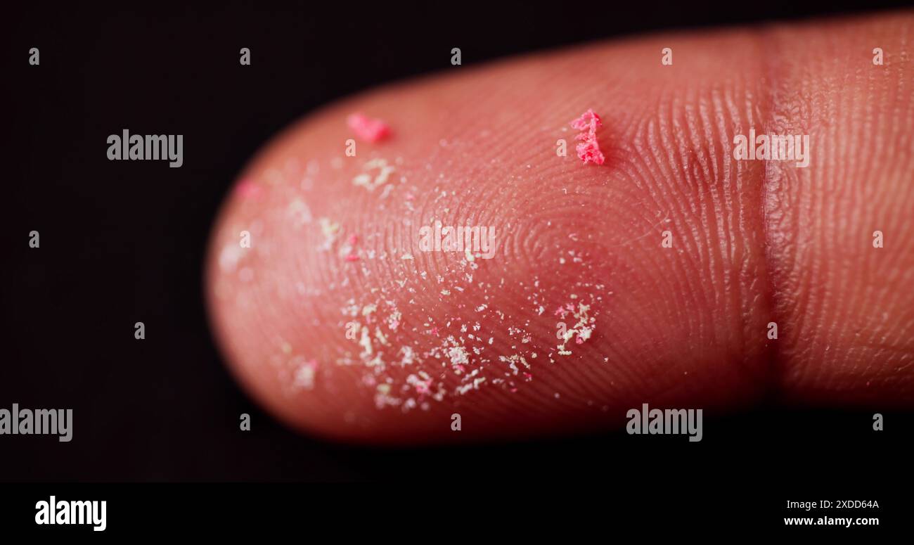 Giovane uomo afroamericano che pulisce la spiaggia, ricicla i rifiuti di plastica come scienziato della sostenibilità nel programma di conservazione globale per proteggere l'ambiente oceanico Foto Stock