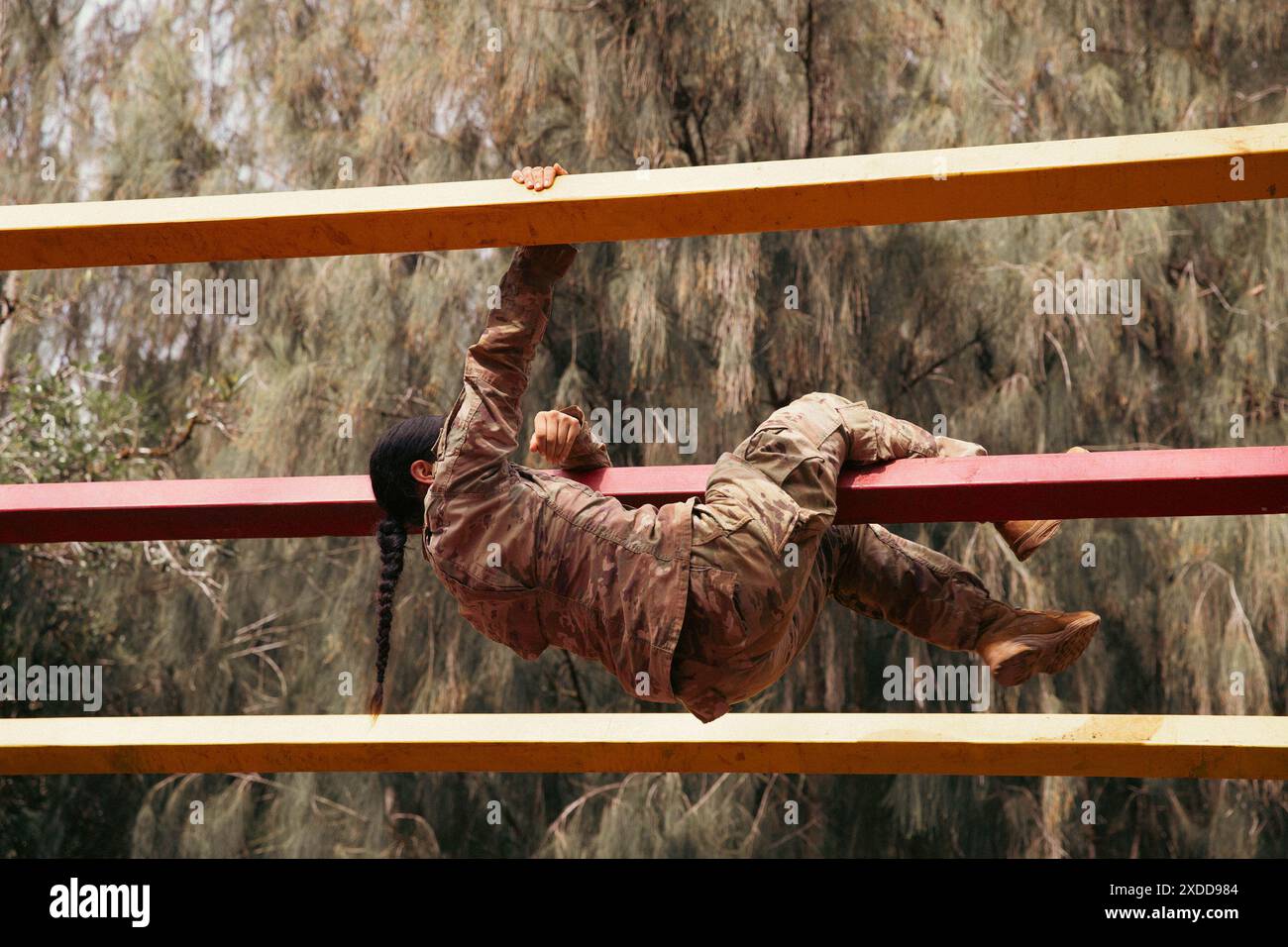 Wahiawa, Hawaii, Stati Uniti. 11 giugno 2024. Sergente Alexis N. Zamora una stazione di lancio patriota 14T operatore/manutentore potenziato che rappresenta il 94th Army Air Defense and Missile Defense Command assegnato al Delta Battery 2-1 Air Defense Artillery Battalion con base congiunta Pearl Harbor ''“ Hickam, Hawaii partecipa a un percorso ad ostacoli durante la U.S. Army Pacific Best Squad Competition 2024, a Schofield Barracks, Hawaii, giugno. 11, 2024. Il concorso Army Best Squad mette alla prova i soldati sulla loro capacità individuale e collettiva di adattarsi e superare scenari impegnativi che mettono alla prova il loro Foto Stock