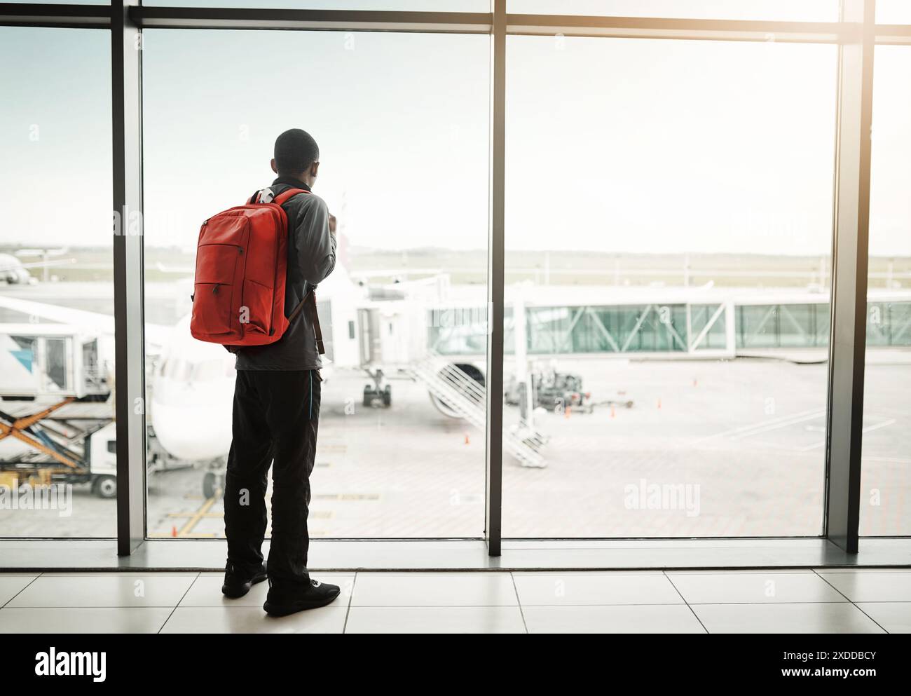 Vetro, schiena e uomo con zaino, aereo e finestra per una vista all'aperto, viaggi e viaggi. Visite turistiche, aerei e persone con bagagli per il viaggio Foto Stock