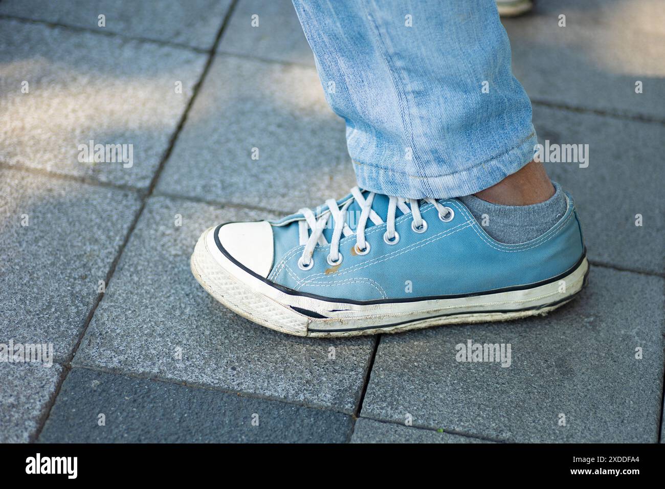 sneaker da uomo in tela resistente resistente e da uomo con jeans all'aperto Foto Stock