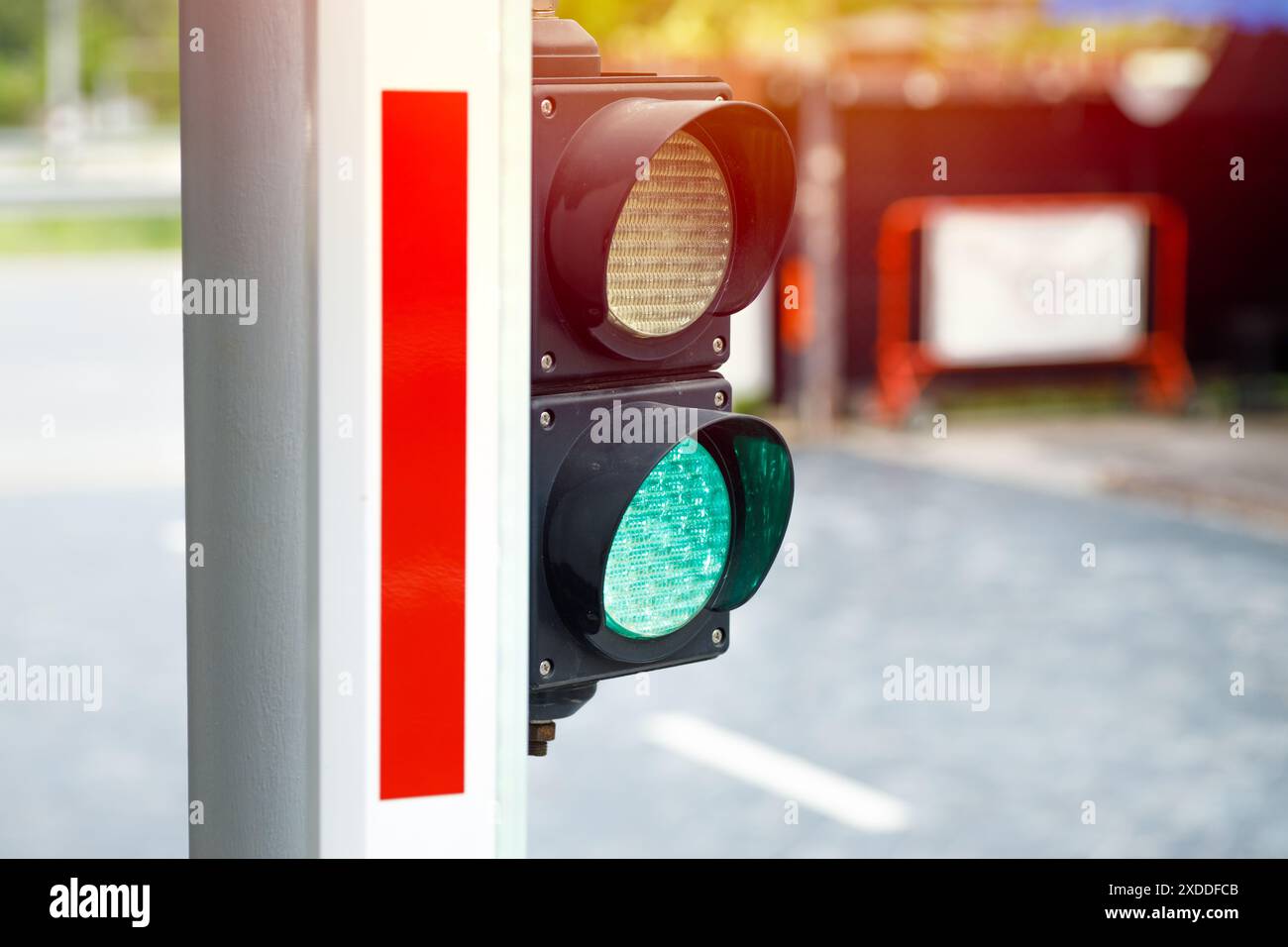 Semaforo controllo del cancello stradale Impedisci o supera l'auto nel blocco intelligente della barriera di parcheggio. Foto Stock