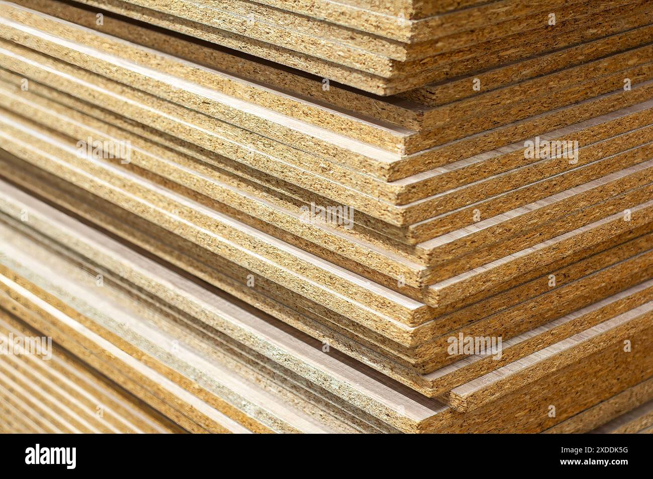 Pila di fogli di truciolato laminati preparati per progetti di costruzione e lavorazione del legno. Foto Stock