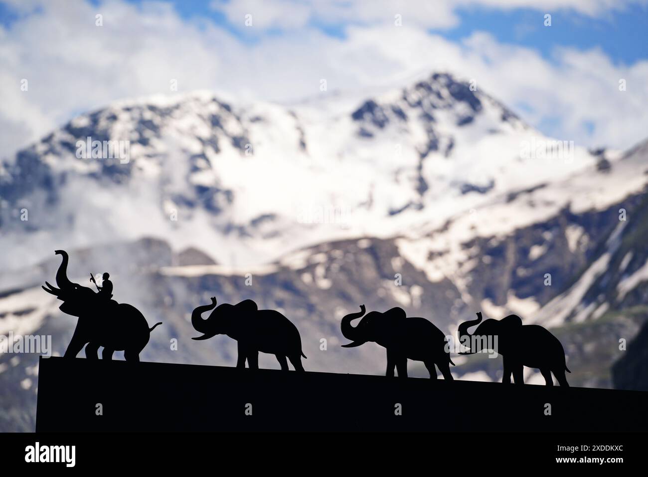 Lanslebourg-Mont-Cenis , Francia - 20 giugno 2024: L'attraversamento delle Alpi da parte di Annibale nel 218 a.C. fu uno dei principali eventi della seconda guerra punica Foto Stock