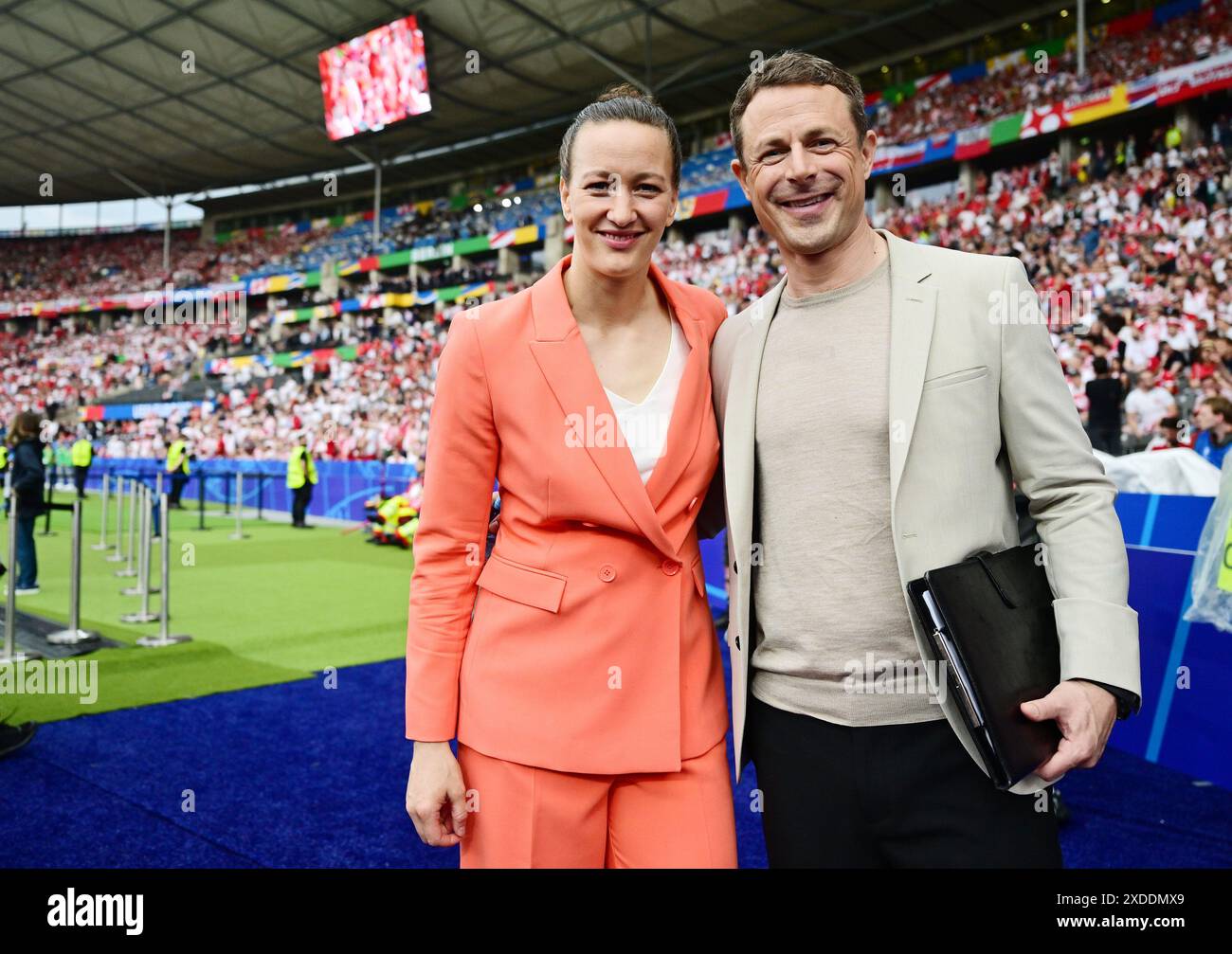 V.l. TV-Expertin Almuth Schult, moderatore Alexander Bommes (ARD) Berlin, 21.06.2024, Fussball, UEFA EURO 2024 in Deutschland, Gruppenphase, Polen - Oesterreich crediti: PRESSINPHOTO SPORTS AGENCY/Alamy Live News Foto Stock