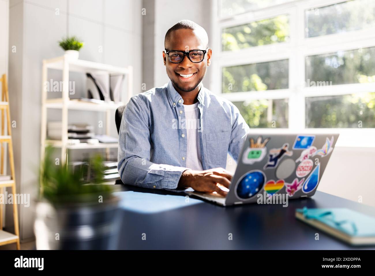 Digital Marketing Wizard: Creazione di prototipi di interfaccia utente in Chic Office Space: L'approccio innovativo di un giovane progettista al business. Foto Stock