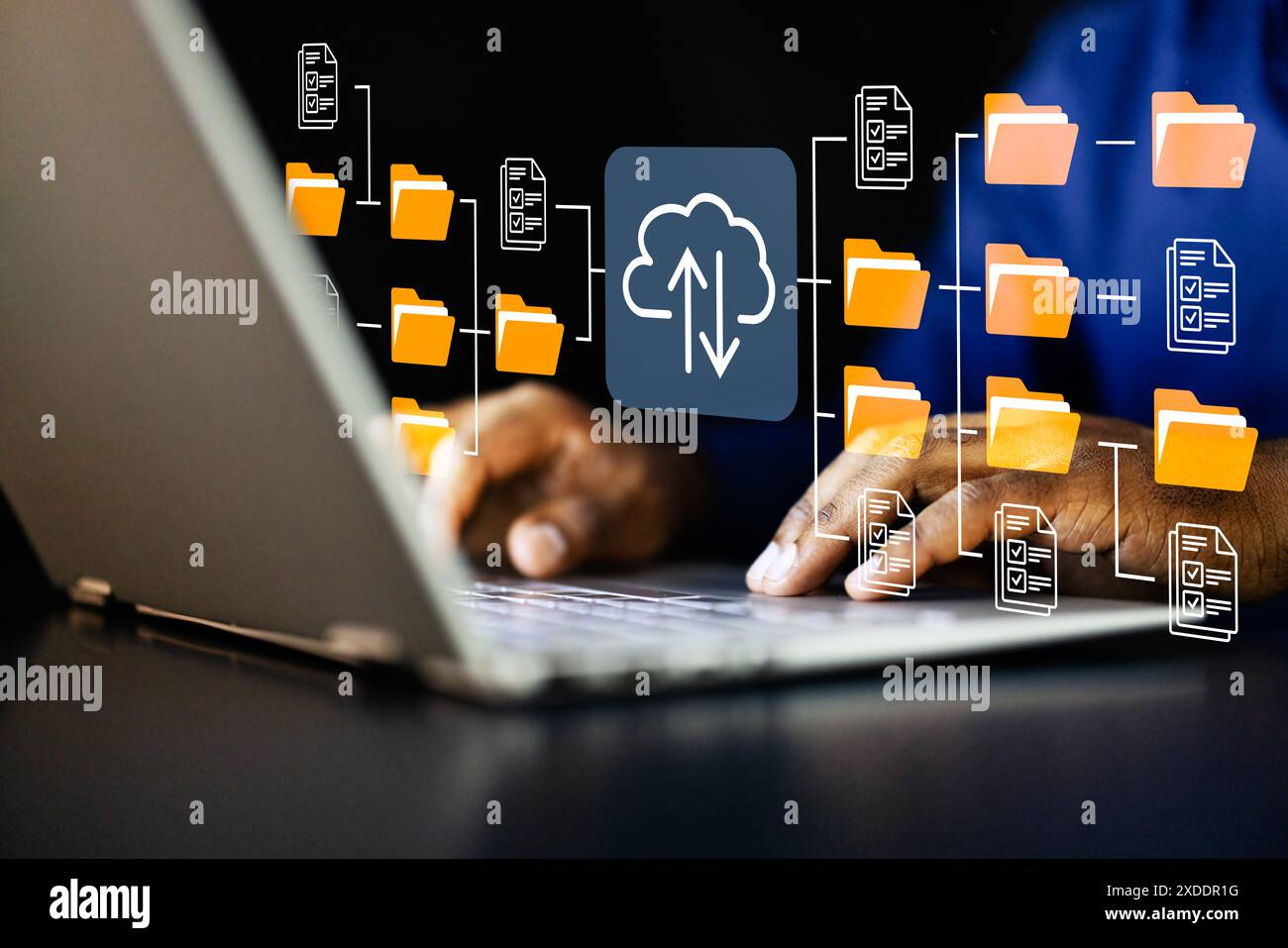 Accesso sicuro al server cloud: CONSULENTE IT afroamericano che gestisce lo storage di file online per i servizi di analisi dei dati e archiviazione dei documenti. Foto Stock